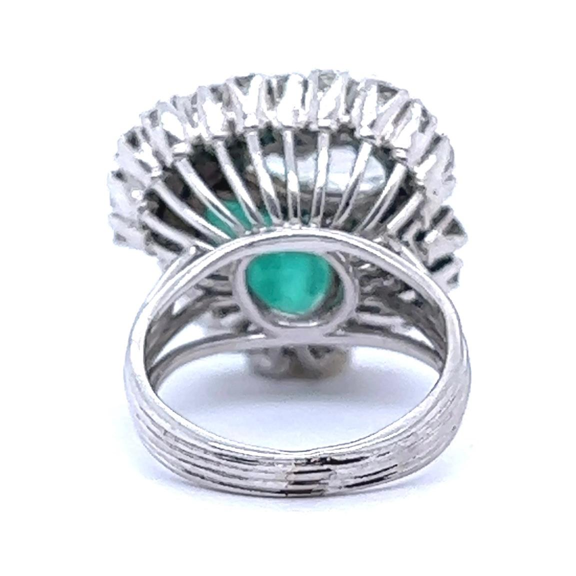 Women's or Men's Mid-Century 2.11 Carats Pear Shape Cut Diamond Emerald White Gold Cocktail Ring