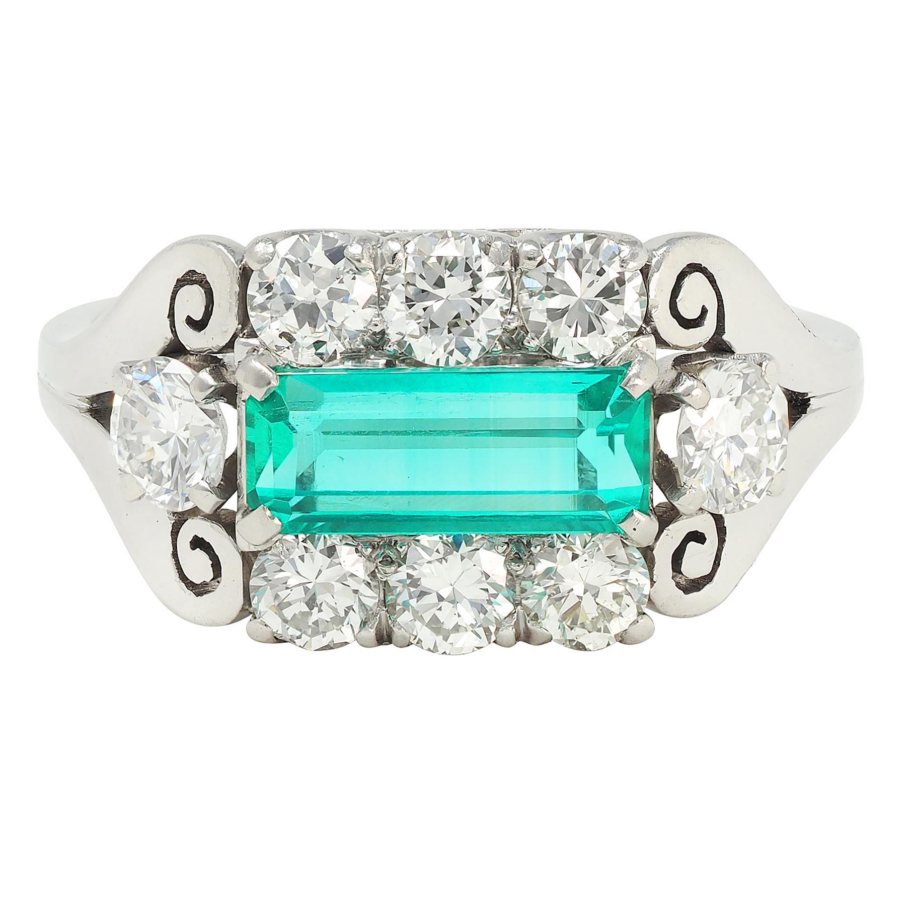 Bague du milieu du siècle 2.14 Emerald Diamond Platinum Vintage Scroll Ring en vente 1