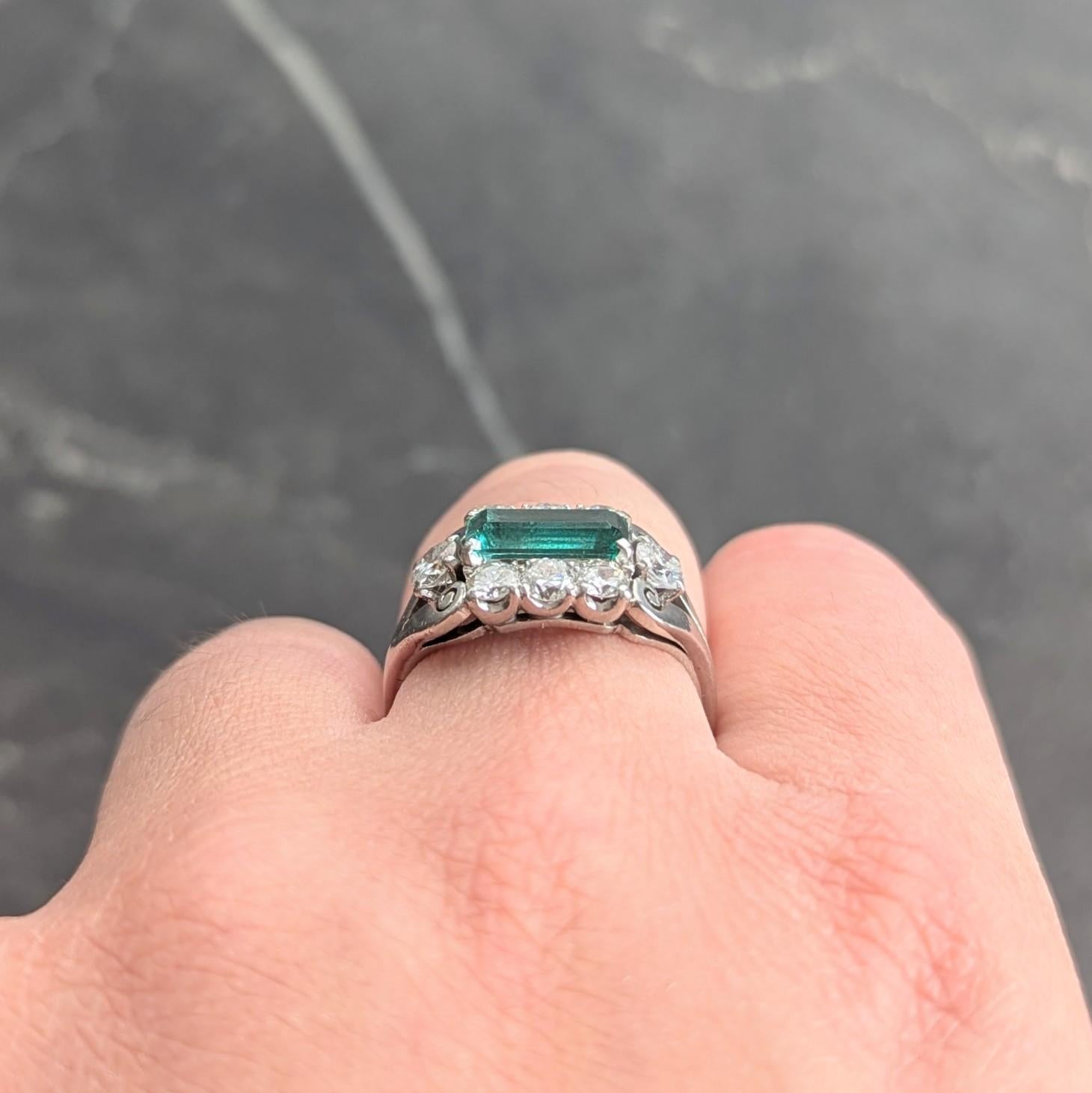 Bague du milieu du siècle 2.14 Emerald Diamond Platinum Vintage Scroll Ring en vente 2