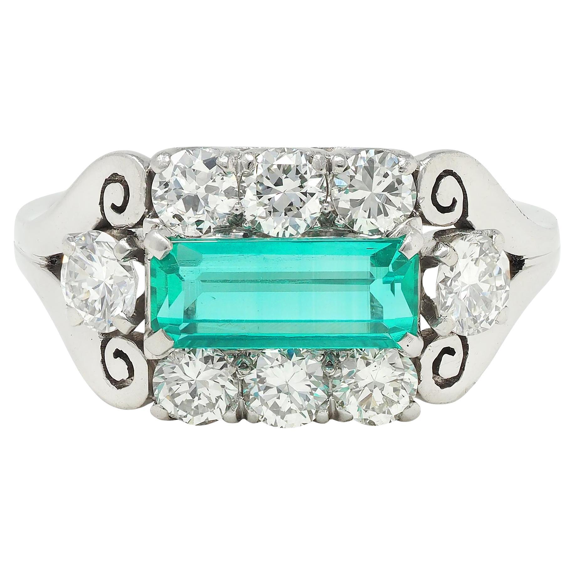 Bague du milieu du siècle 2.14 Emerald Diamond Platinum Vintage Scroll Ring en vente