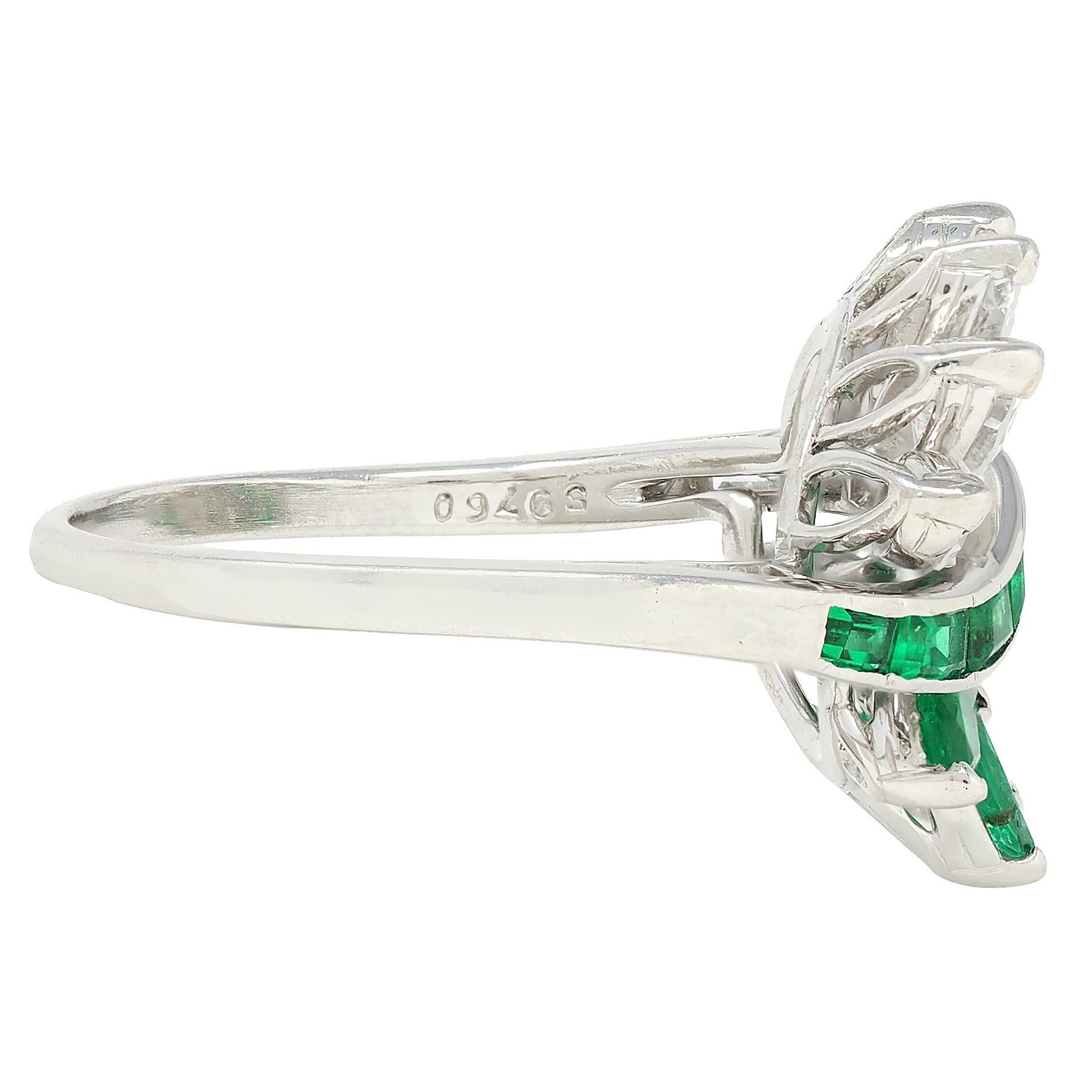 Mid-Century 2.16 CTW Smaragd Diamant Platin Vintage Fanning Bypass Ring (Moderne) im Angebot