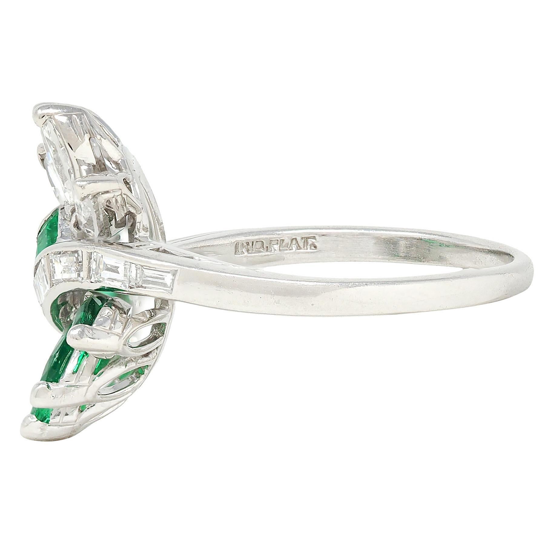 Mid-Century 2.16 CTW Smaragd Diamant Platin Vintage Fanning Bypass Ring im Zustand „Hervorragend“ im Angebot in Philadelphia, PA