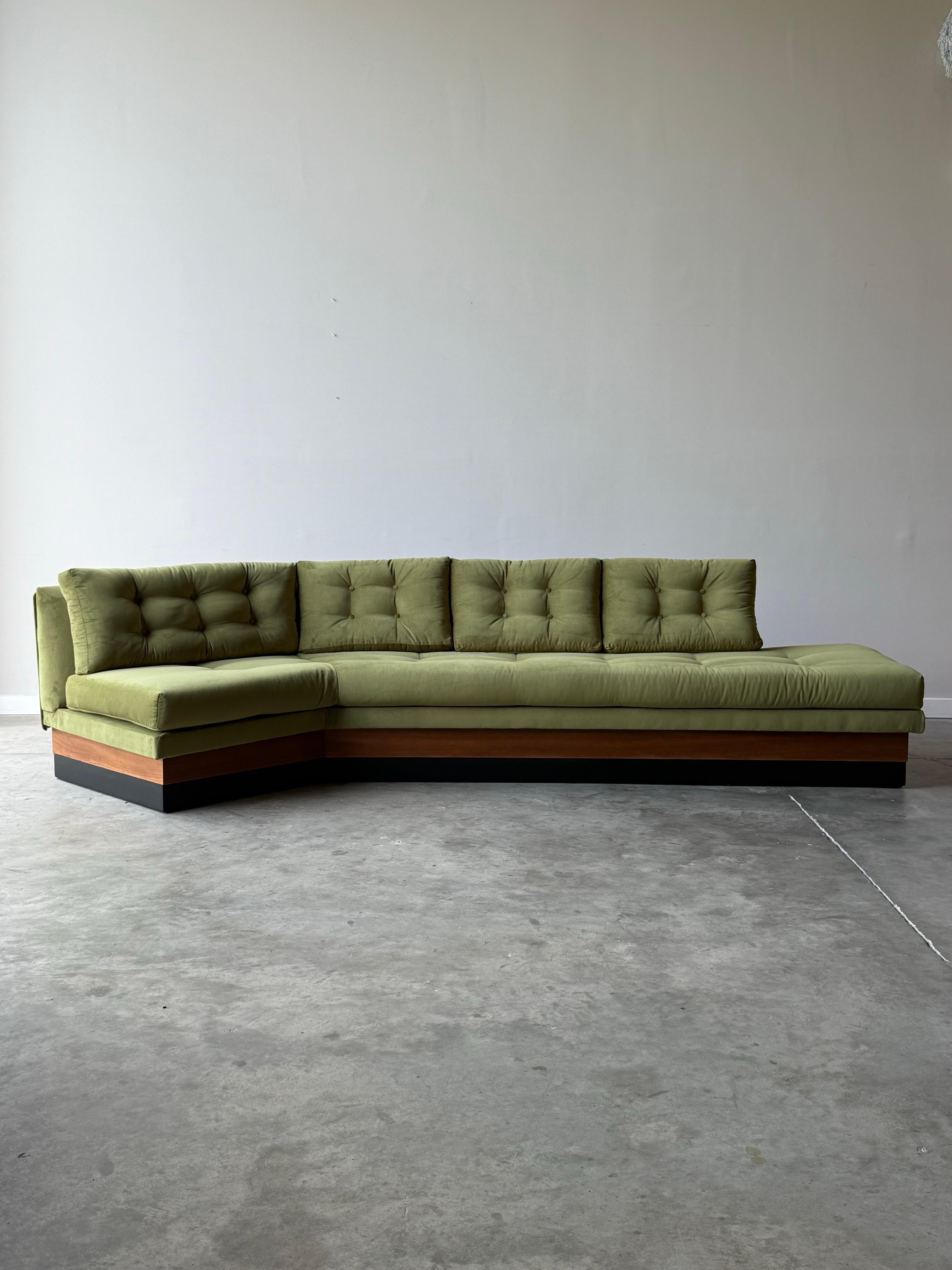 Mid-Century Modern Canapé Boomerang du milieu du siècle 2167S par Adrian Pearsall