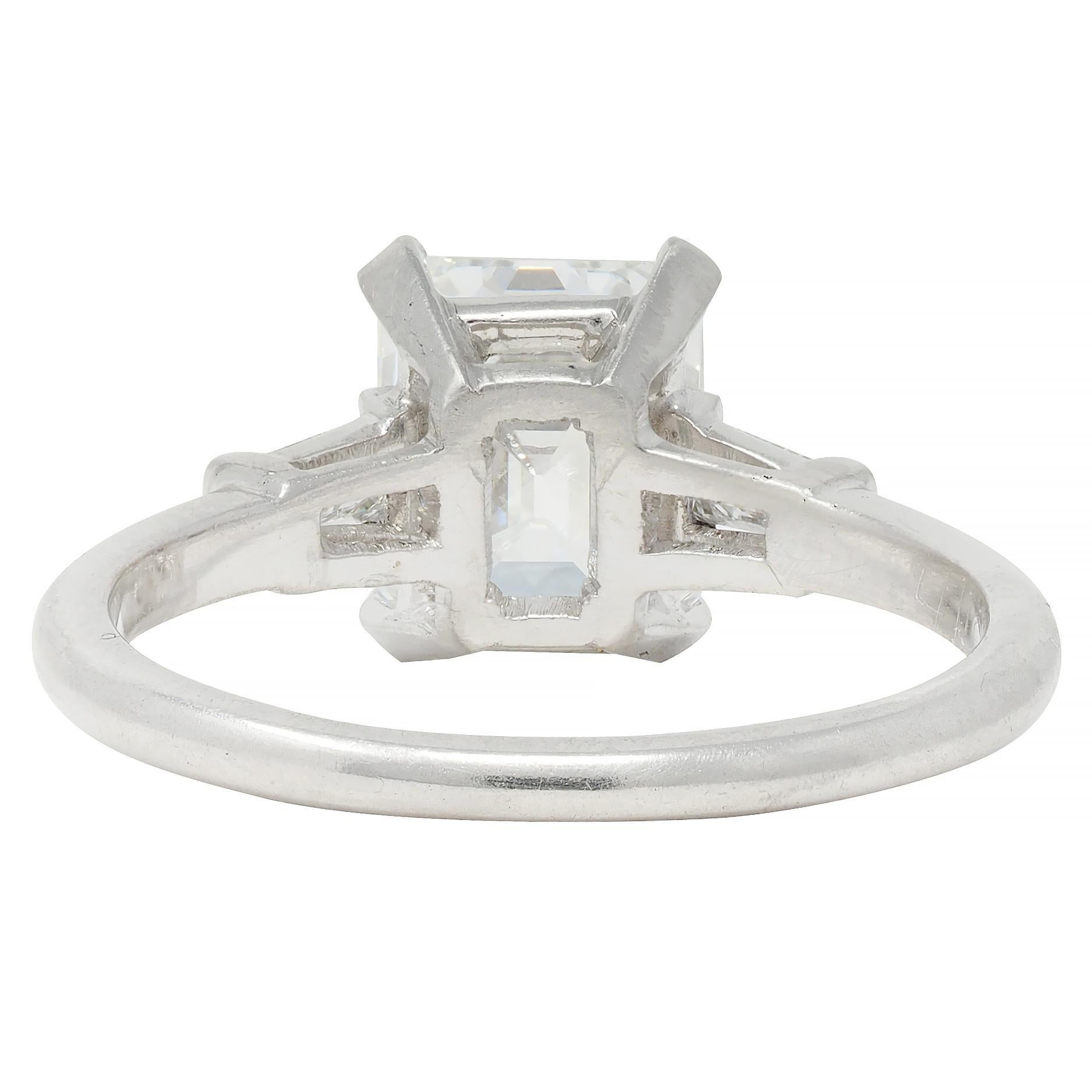 Bague de fiançailles à trois pierres en platine, 2,17 CTW Emerald Cut Diamond Mid-Century Excellent état - En vente à Philadelphia, PA