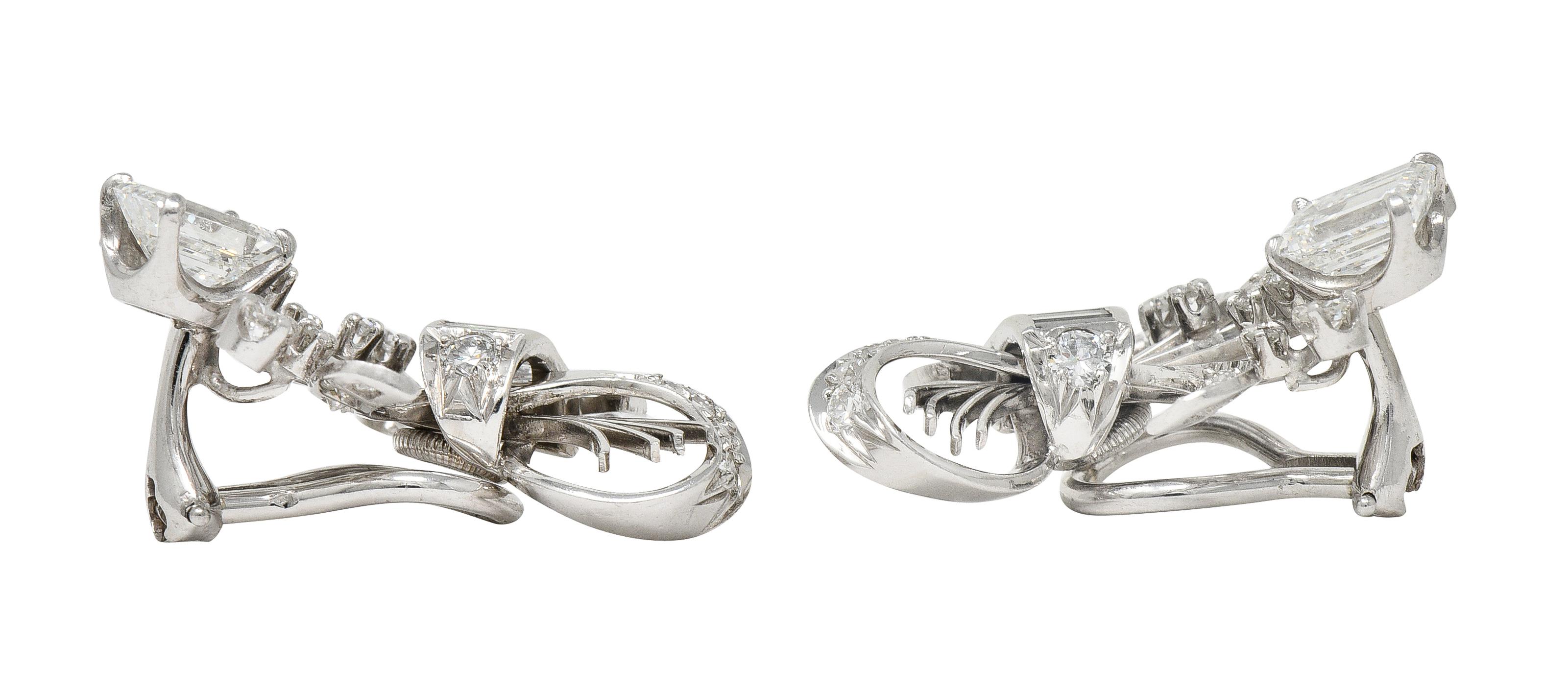 Boucles d'oreilles vintage du milieu du siècle 2.18 CTW Diamond Platinum Ribbon Foliate Ear-Clip en vente 1