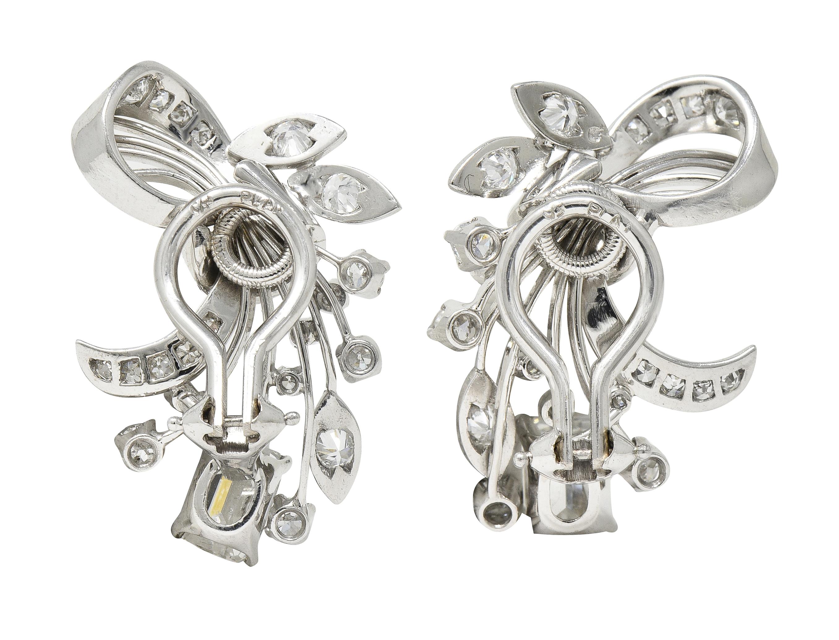 Boucles d'oreilles vintage du milieu du siècle 2.18 CTW Diamond Platinum Ribbon Foliate Ear-Clip en vente 4