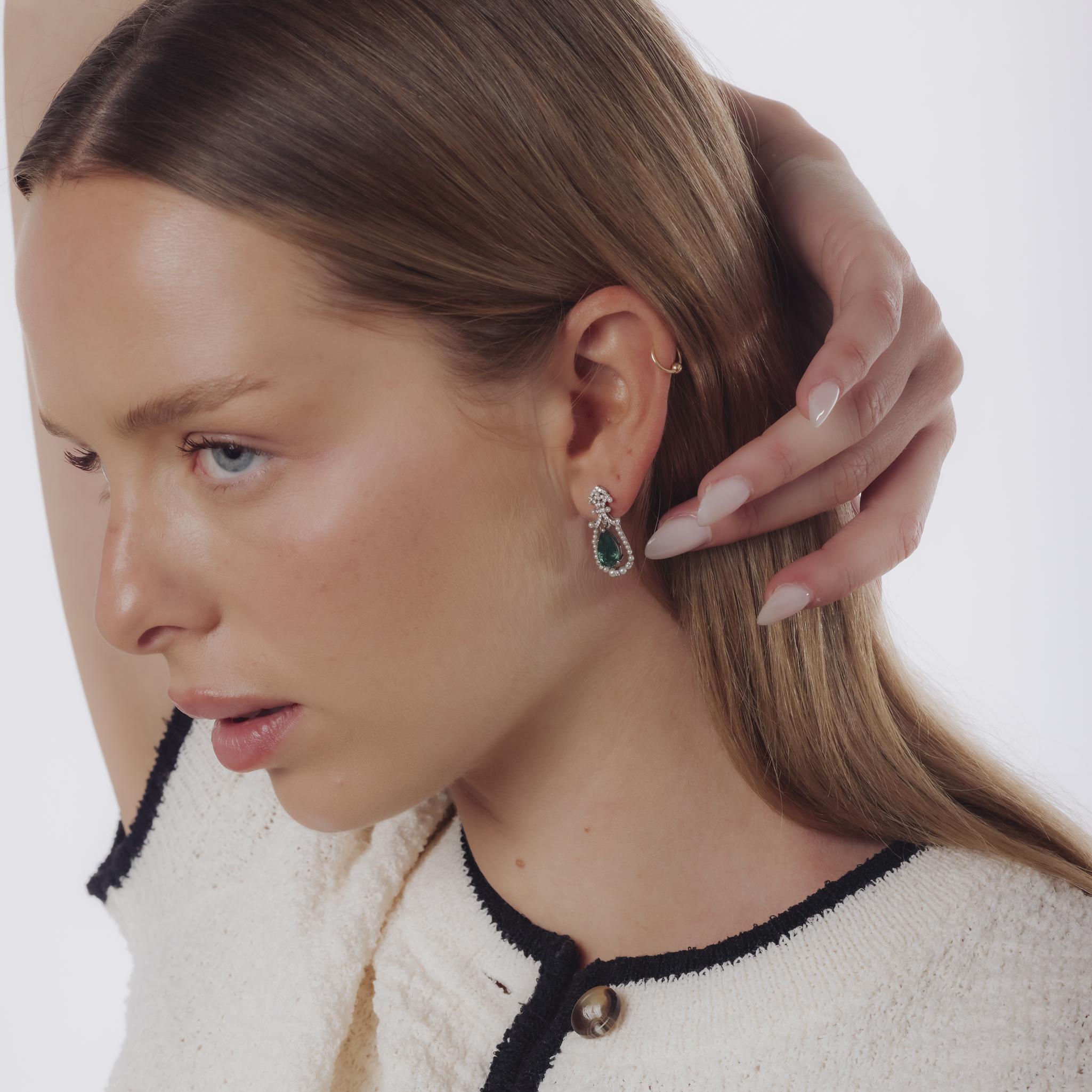 Taille poire Boucles d'oreilles mi-siècle 2.35 carat émeraude diamant perle de rocaille or blanc 18k en vente