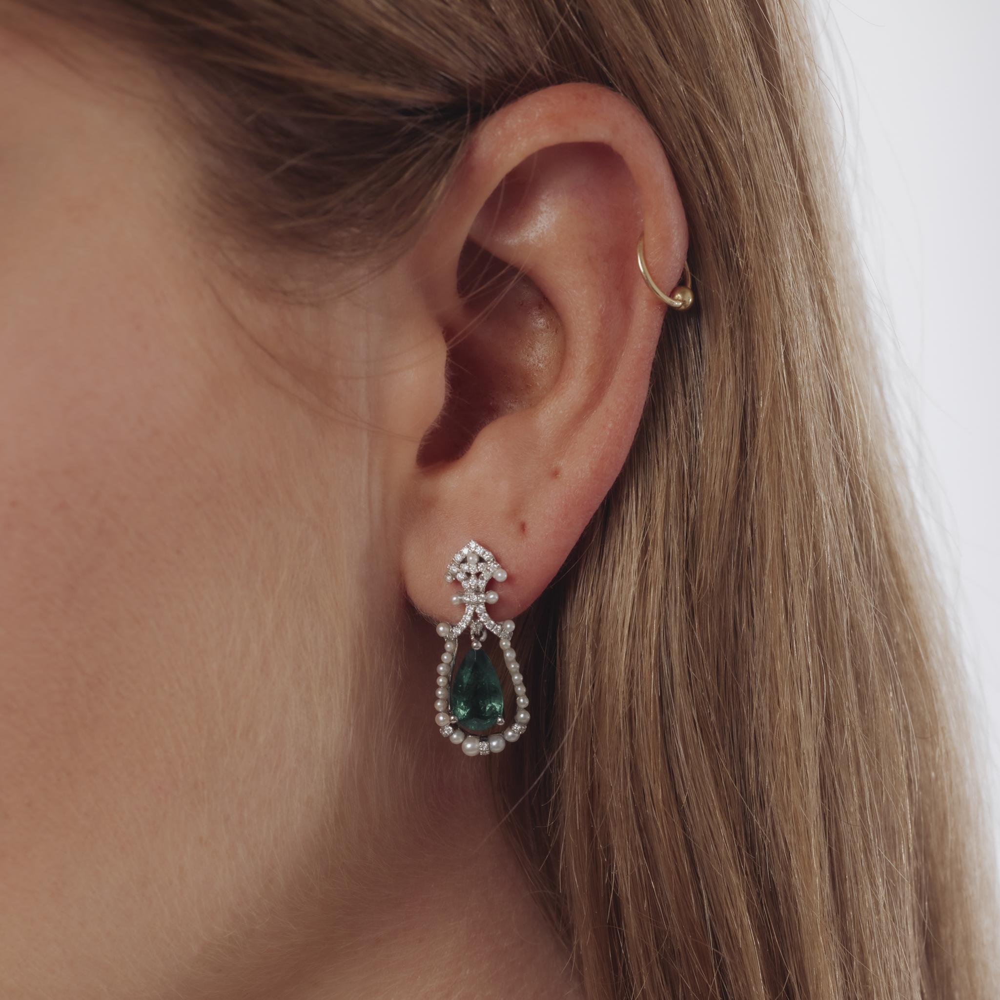 Boucles d'oreilles mi-siècle 2.35 carat émeraude diamant perle de rocaille or blanc 18k Pour femmes en vente
