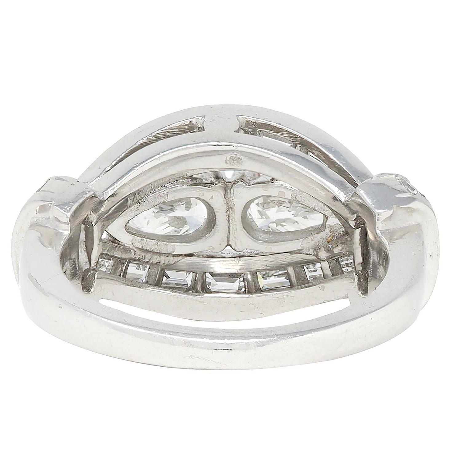 Taille poire Bague du milieu du siècle en platine avec 2,35 diamants CTW Vintage Bombé en vente