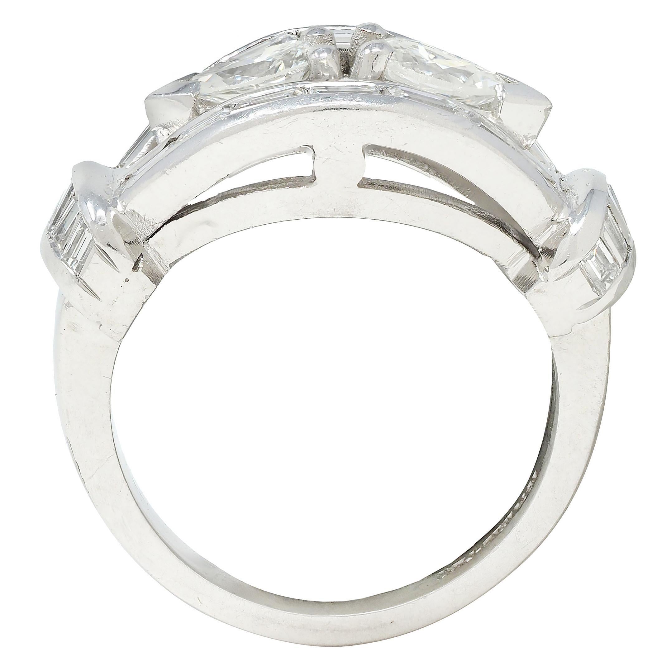 Bague du milieu du siècle en platine avec 2,35 diamants CTW Vintage Bombé Pour femmes en vente