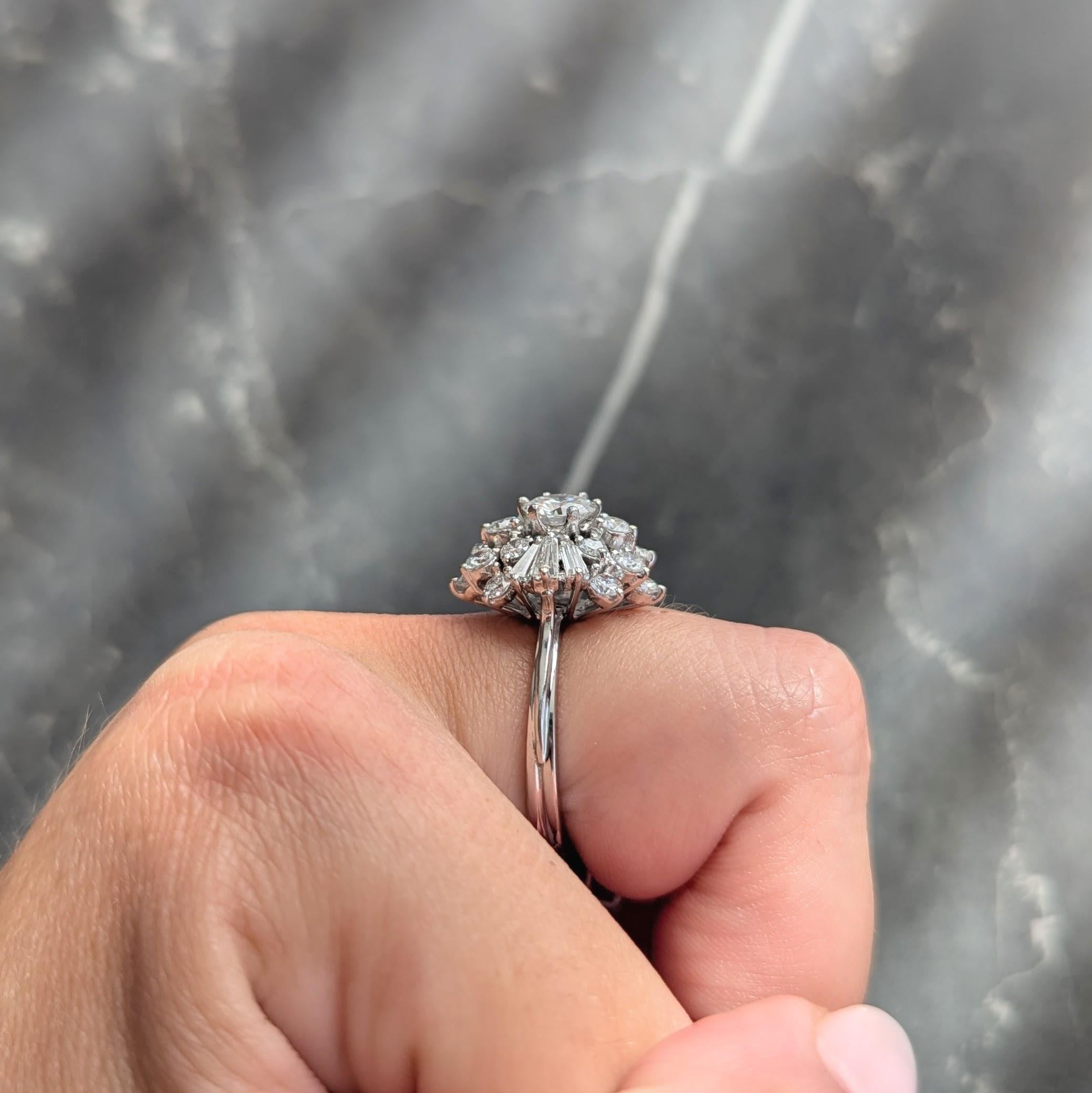 Mid-Century 2.37 CTW Diamant 18 Karat Weißgold Vintage Cluster Ring im Angebot 4