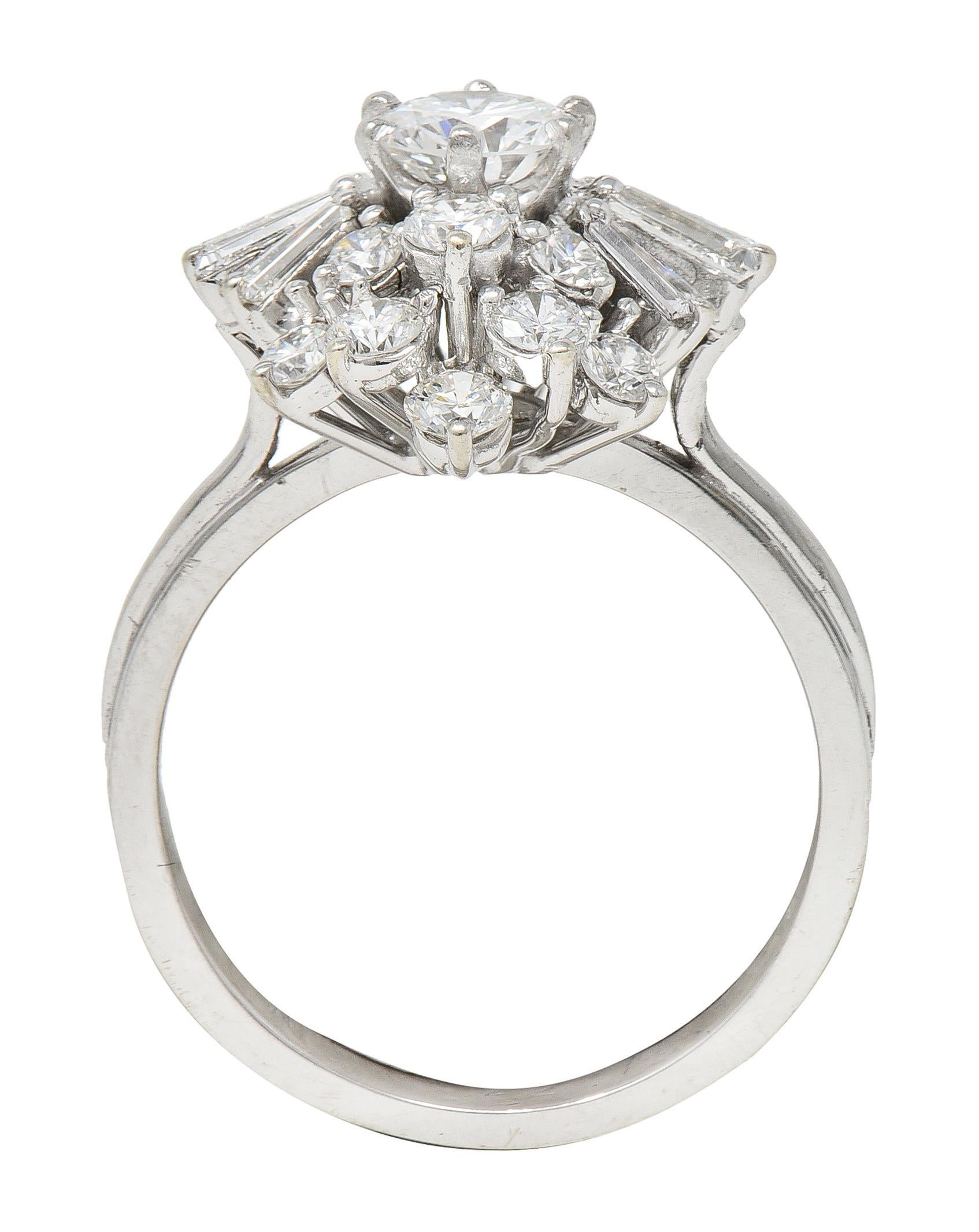 Mid-Century 2.37 CTW Diamant 18 Karat Weißgold Vintage Cluster Ring im Angebot 1