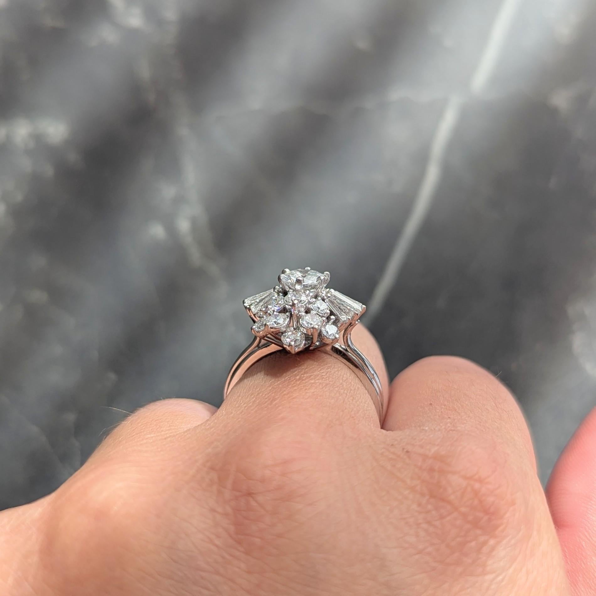 Mid-Century 2.37 CTW Diamant 18 Karat Weißgold Vintage Cluster Ring im Angebot 3