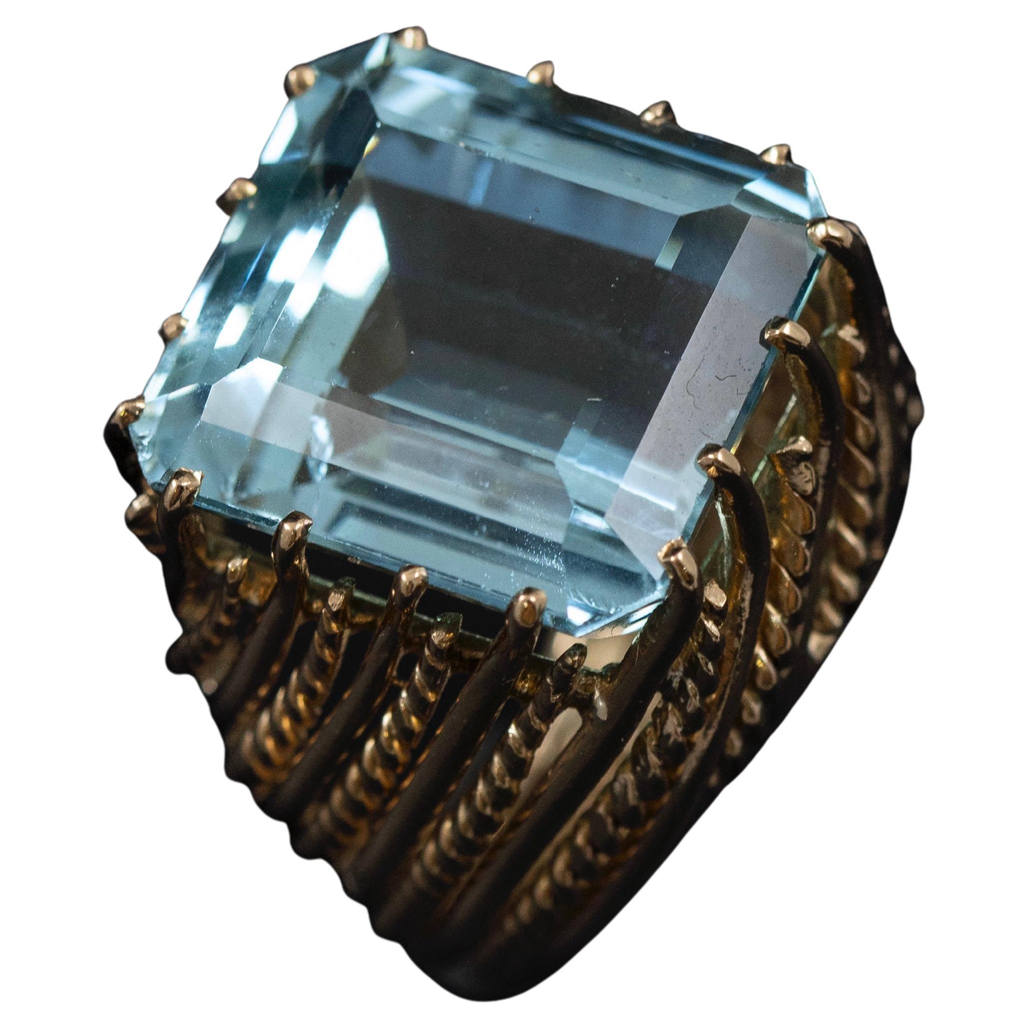 Mid-Century 25-Carat Aquamarine Cocktail Ring 18K Rose Gold French 1950s–1960s For Sale