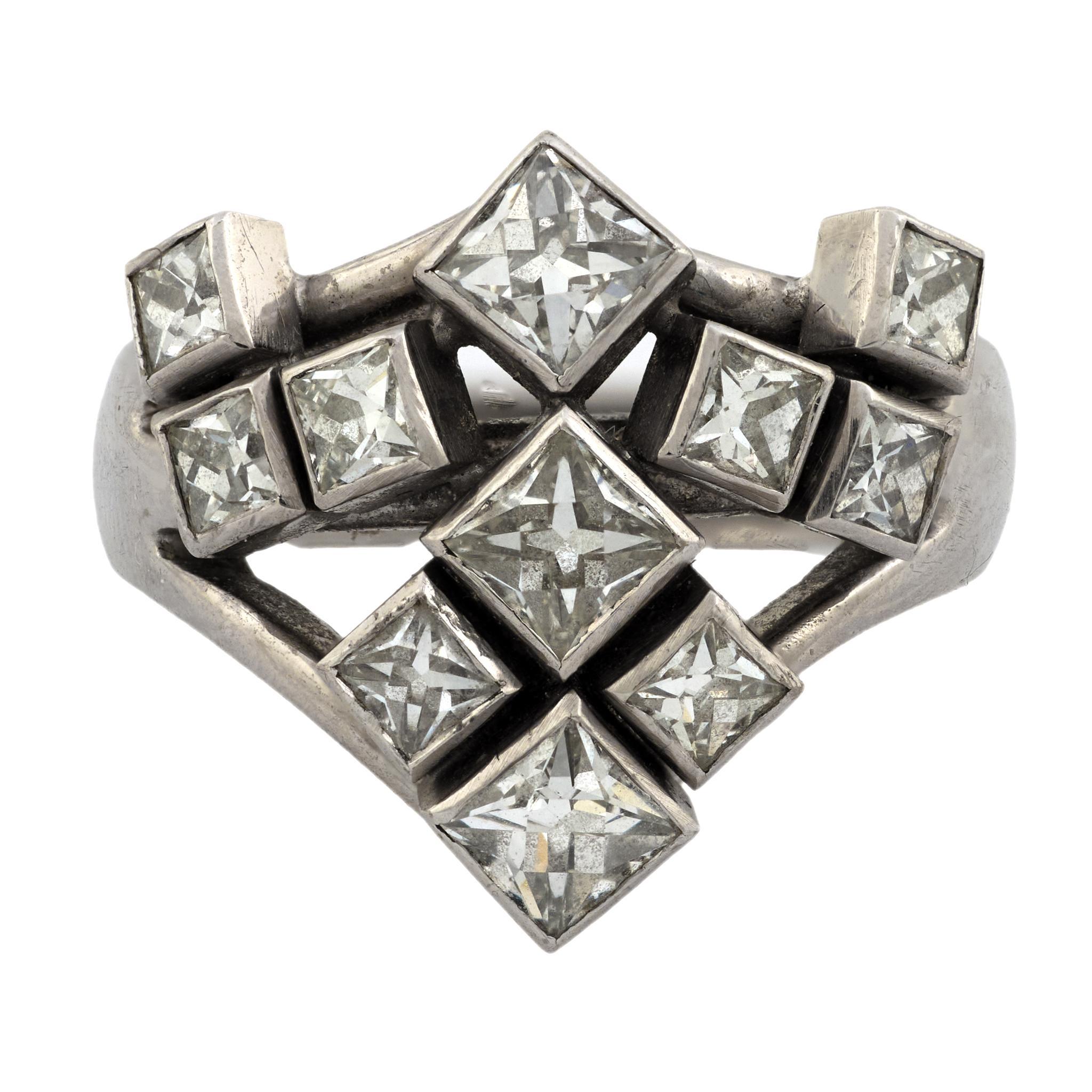 Questo audace anello di metà secolo mette in mostra undici diamanti taglio francese per un totale di circa 2,50 carati. Con un eccezionale colore F-G e una purezza VS, le pietre sono incastonate a filo in un'elegante fascia in oro bianco 18k, che