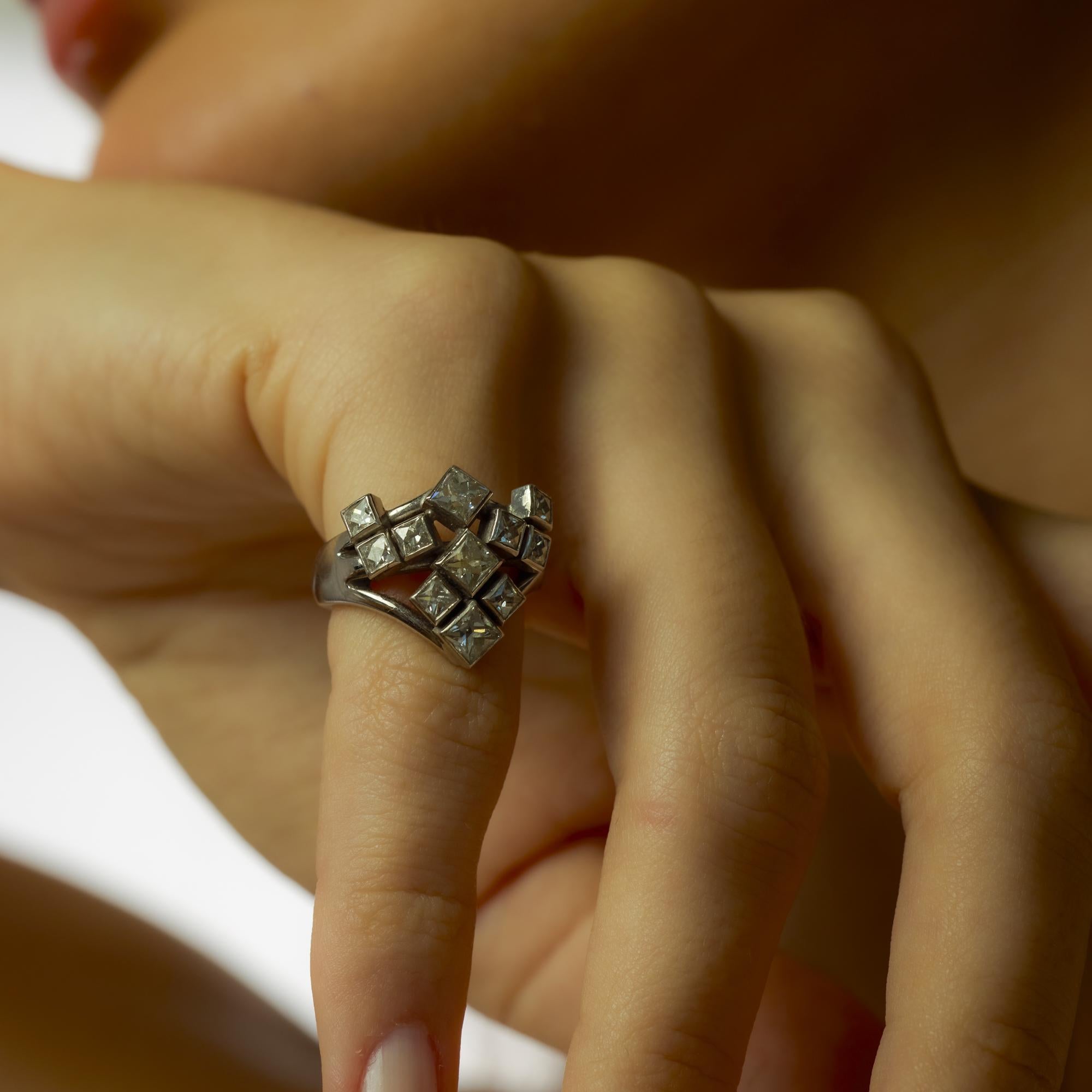 Anello cocktail di metà secolo con diamante taglio francese da 2,50 carati in oro bianco 18 carati In condizioni buone in vendita a Beverly Hills, CA