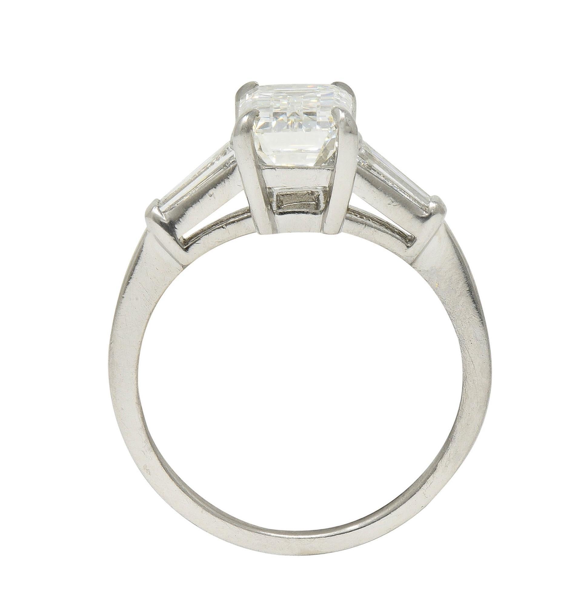 Mid-Century 2,56 Karat Smaragd Diamant Platin Verlobungsring mit 3 Steinen Vintage im Angebot 6