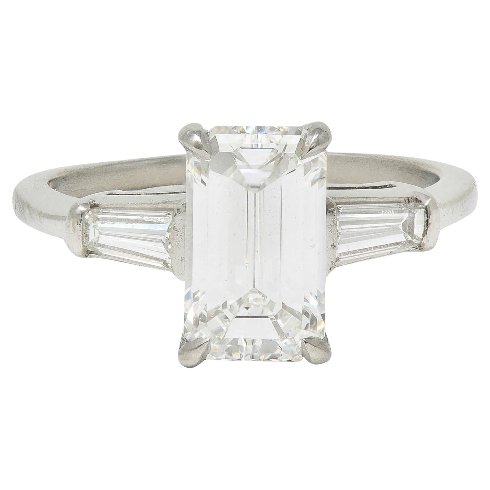 Mid-Century 2,56 Karat Smaragd Diamant Platin Verlobungsring mit 3 Steinen Vintage im Angebot