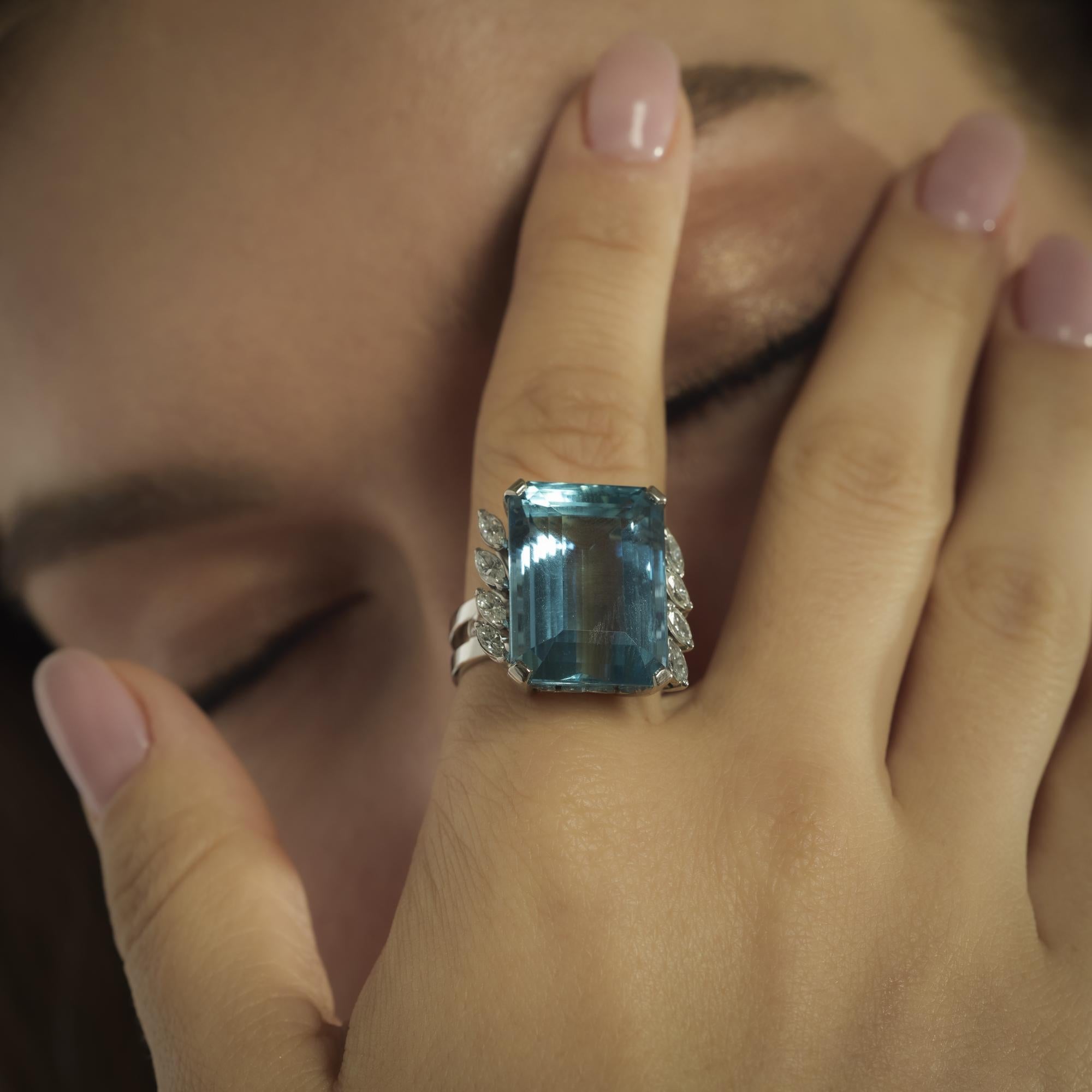 Anello cocktail in platino con acquamarina e diamante da 25,75 carati del Mid Century In condizioni buone in vendita a Beverly Hills, CA