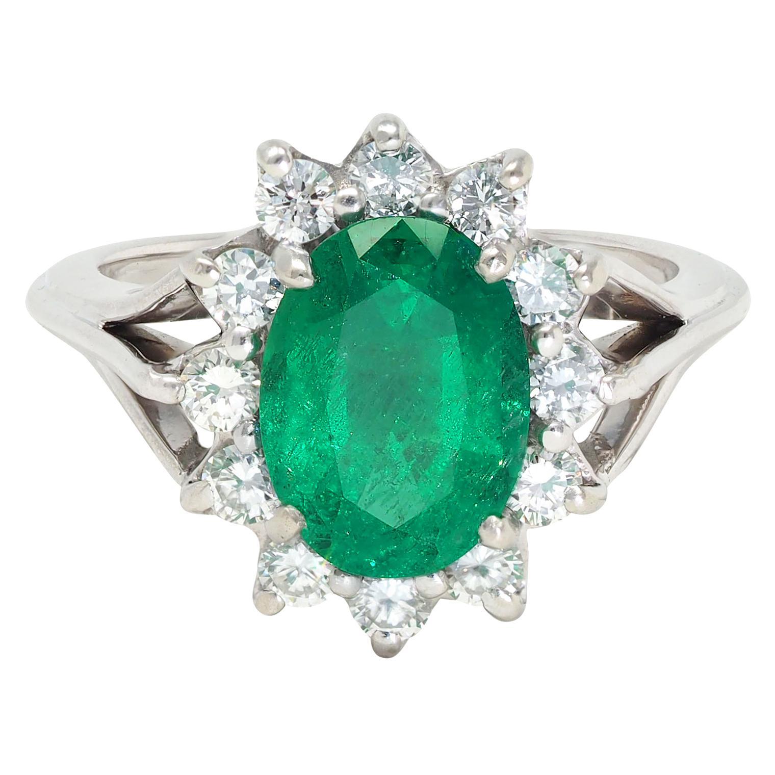 Moderno Mid-Century 2.80 CTW Emerald Diamond 14 Karat White Gold Vintage Halo Ring in vendita
