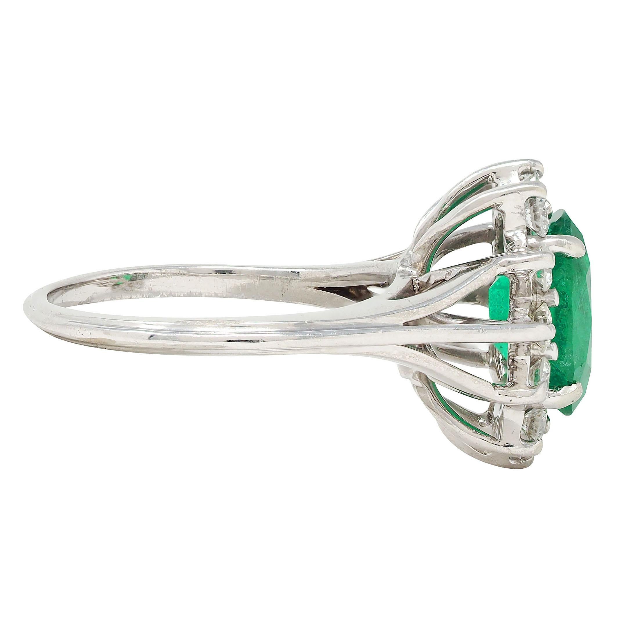 Taglio ovale Mid-Century 2.80 CTW Emerald Diamond 14 Karat White Gold Vintage Halo Ring in vendita