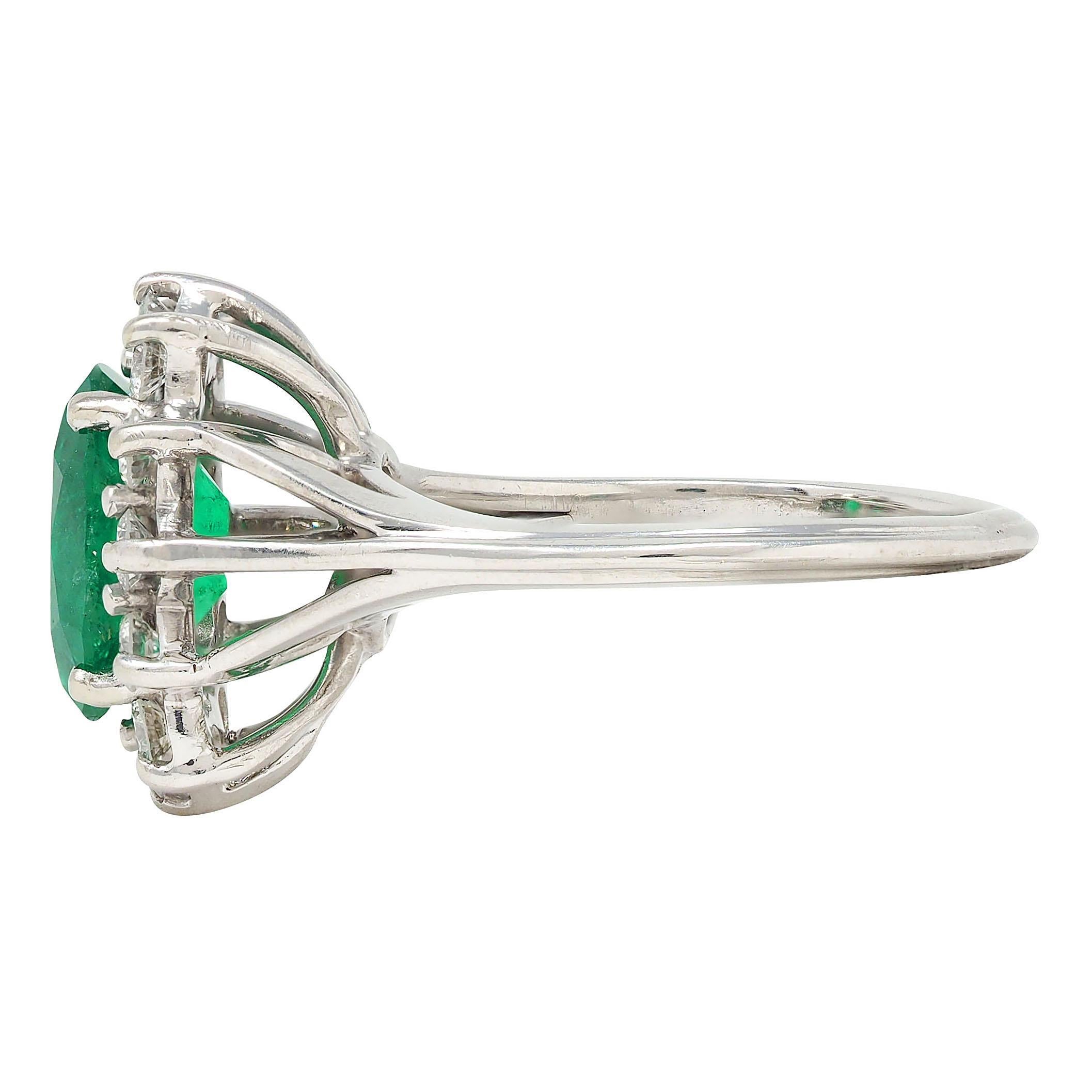 da uomo o donna Mid-Century 2.80 CTW Emerald Diamond 14 Karat White Gold Vintage Halo Ring in vendita