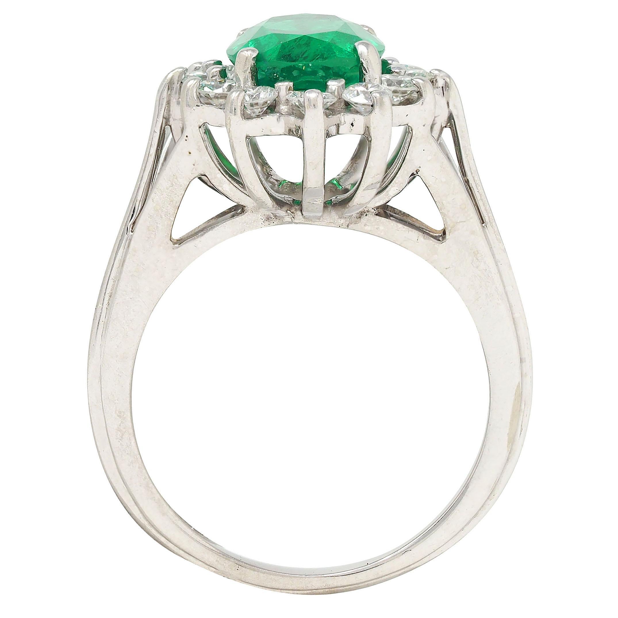Mid-Century 2.80 CTW Emerald Diamond 14 Karat White Gold Vintage Halo Ring in vendita 1