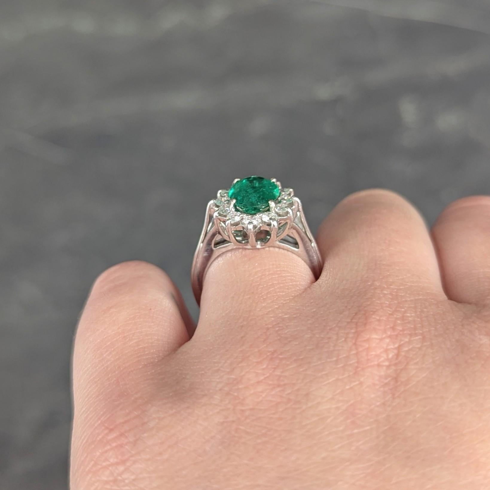 Mid-Century 2.80 CTW Emerald Diamond 14 Karat White Gold Vintage Halo Ring in vendita 2