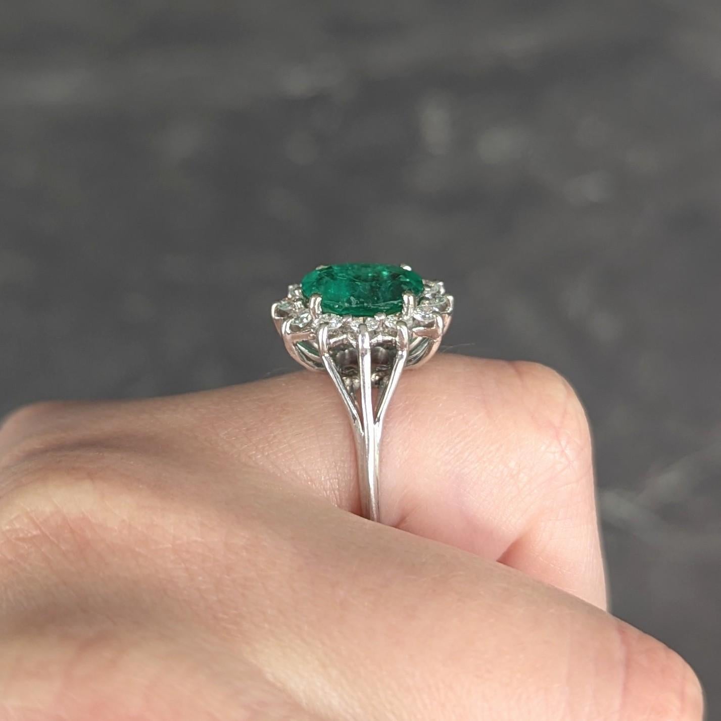 Mid-Century 2.80 CTW Emerald Diamond 14 Karat White Gold Vintage Halo Ring in vendita 3