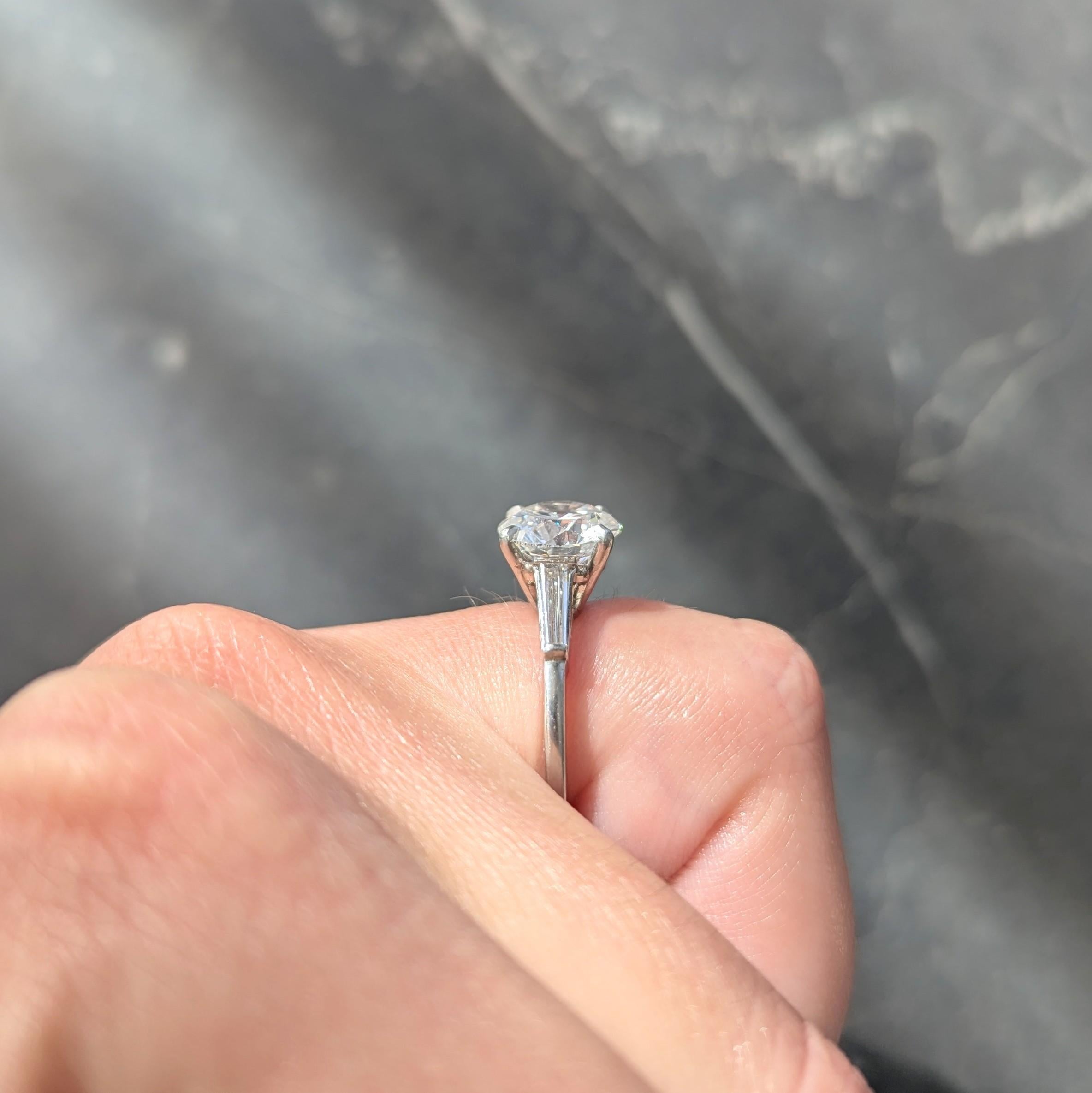 Anillo de compromiso vintage de platino y tres piedras de mediados de siglo con un diamante de 2.88 quilates GIA en venta 4