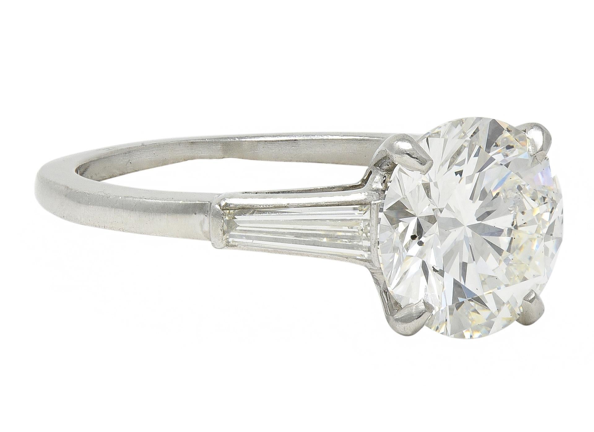 Anillo de compromiso vintage de platino y tres piedras de mediados de siglo con un diamante de 2.88 quilates GIA Moderno en venta