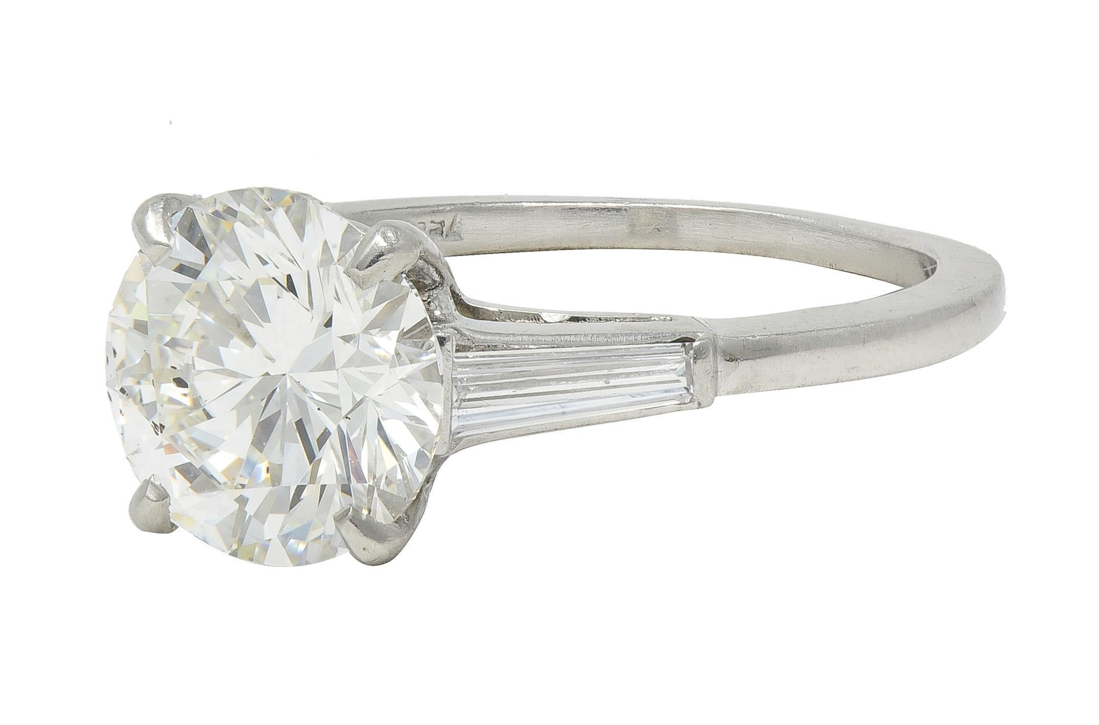 Anillo de compromiso vintage de platino y tres piedras de mediados de siglo con un diamante de 2.88 quilates GIA en Excelente estado para la venta en Philadelphia, PA