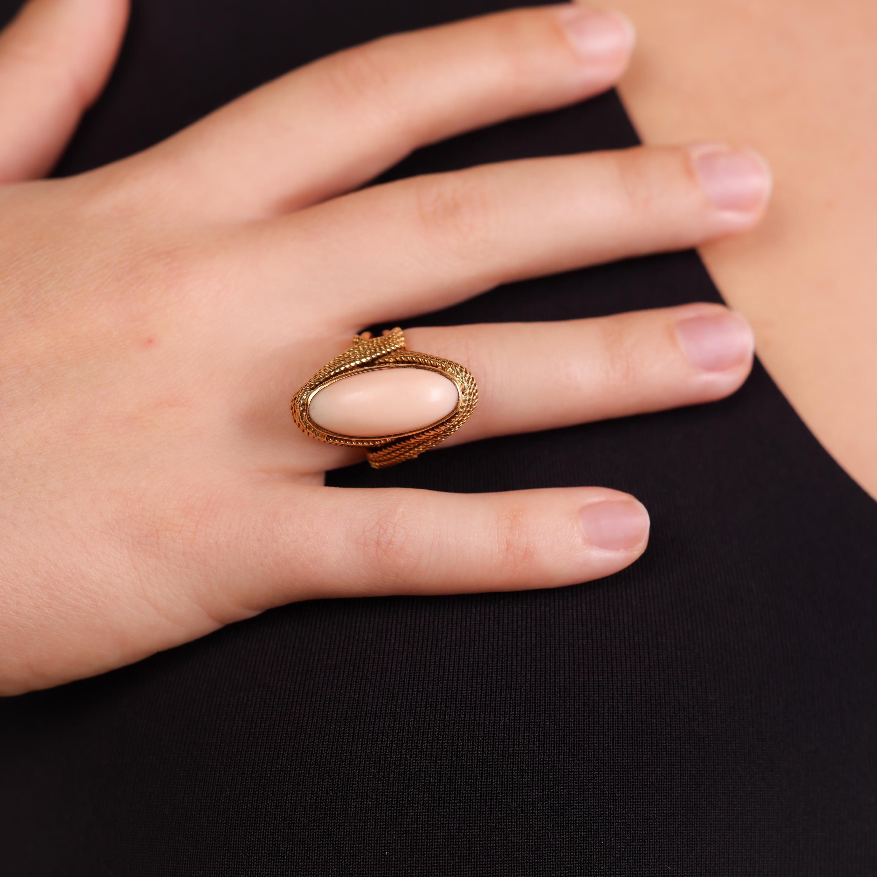 Mid Century 28k oval coral cocktail ring In Excellent Condition For Sale In Beverly Hills, CA