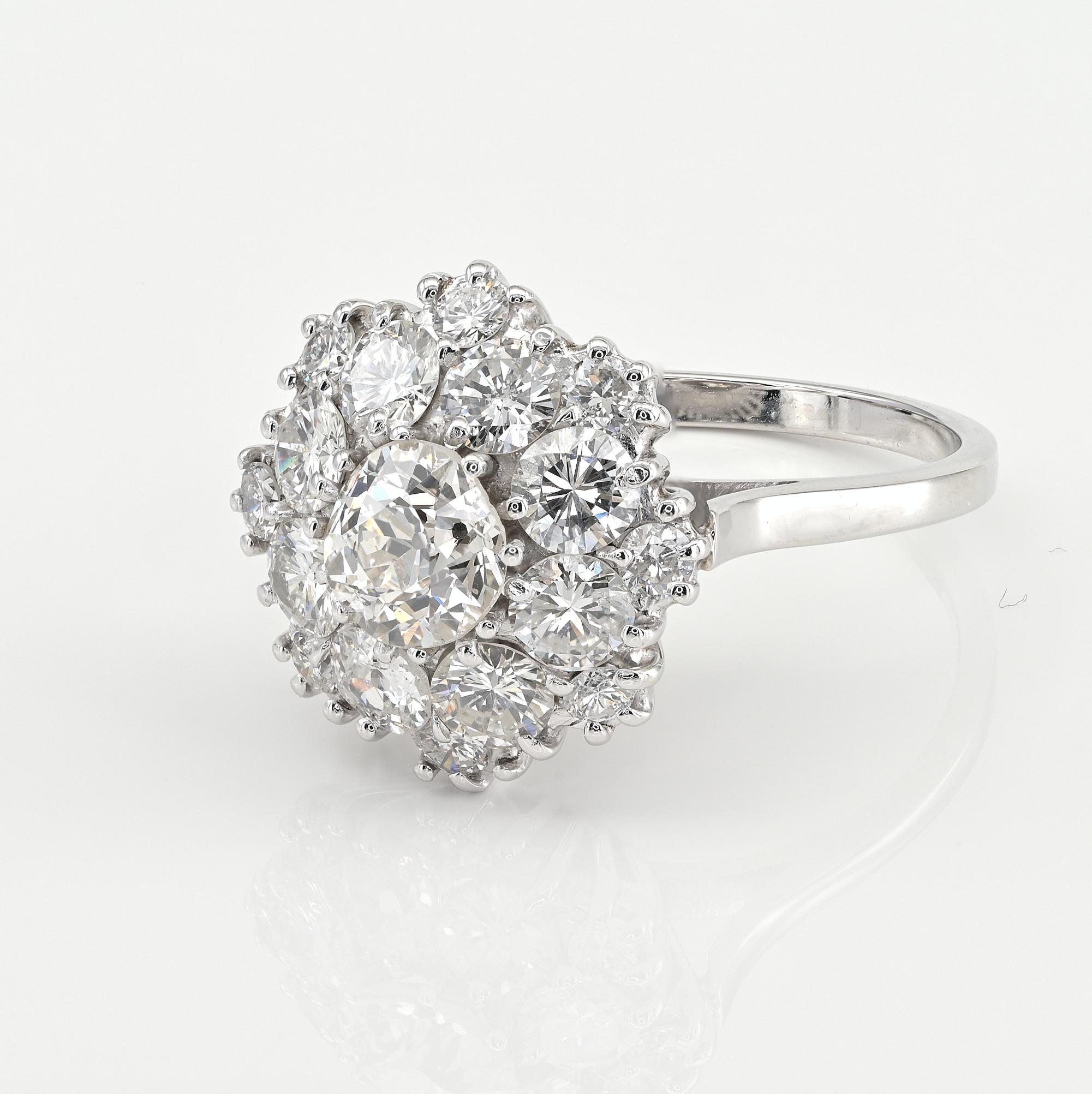 Mid-Century 2.95 CT Diamond Daisy 18 Kt Sparkly Ring In Good Condition For Sale In Napoli, IT