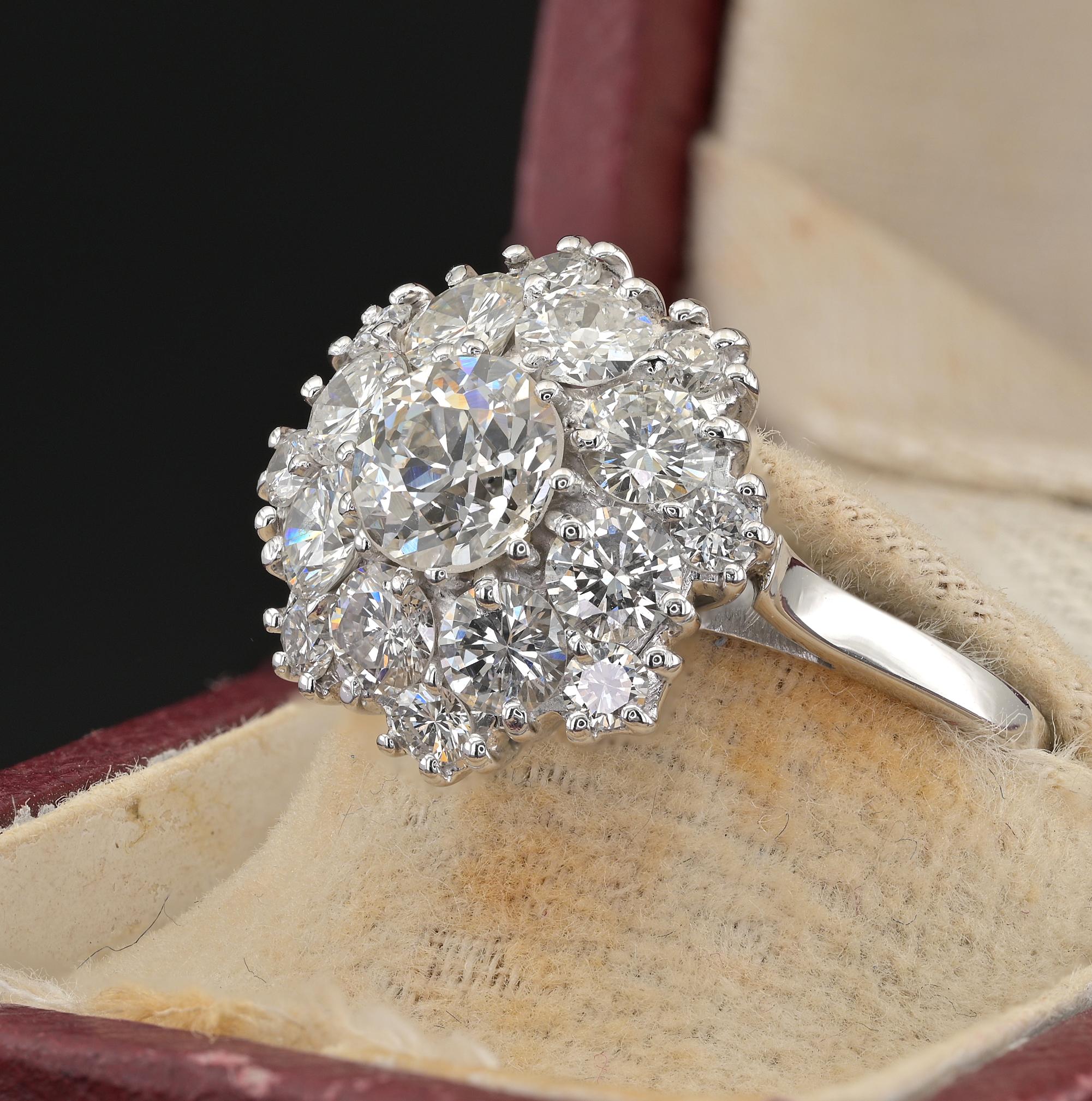 Women's Mid-Century 2.95 CT Diamond Daisy 18 Kt Sparkly Ring For Sale