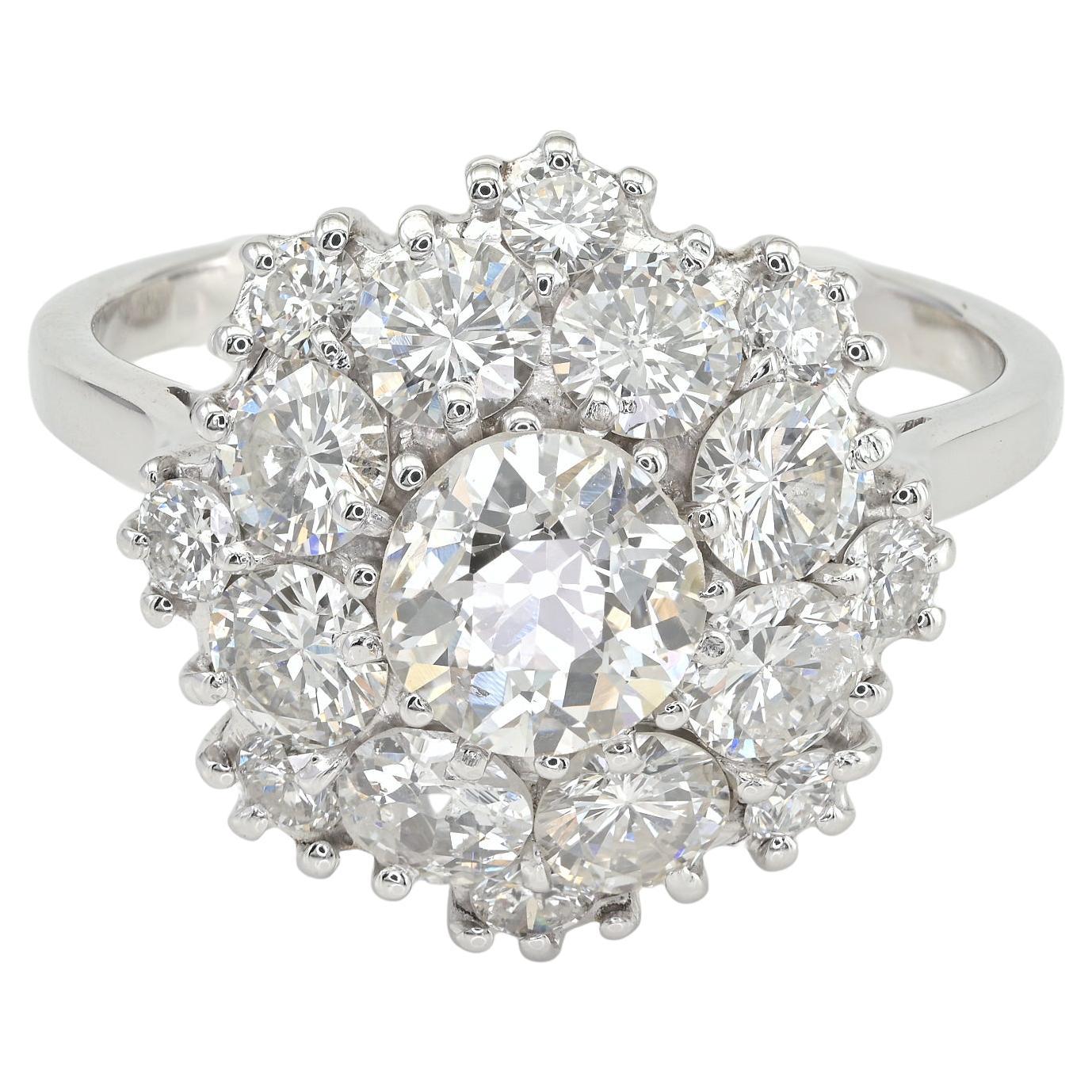 Mid-Century 2.95 CT Diamond Daisy 18 Kt Sparkly Ring For Sale