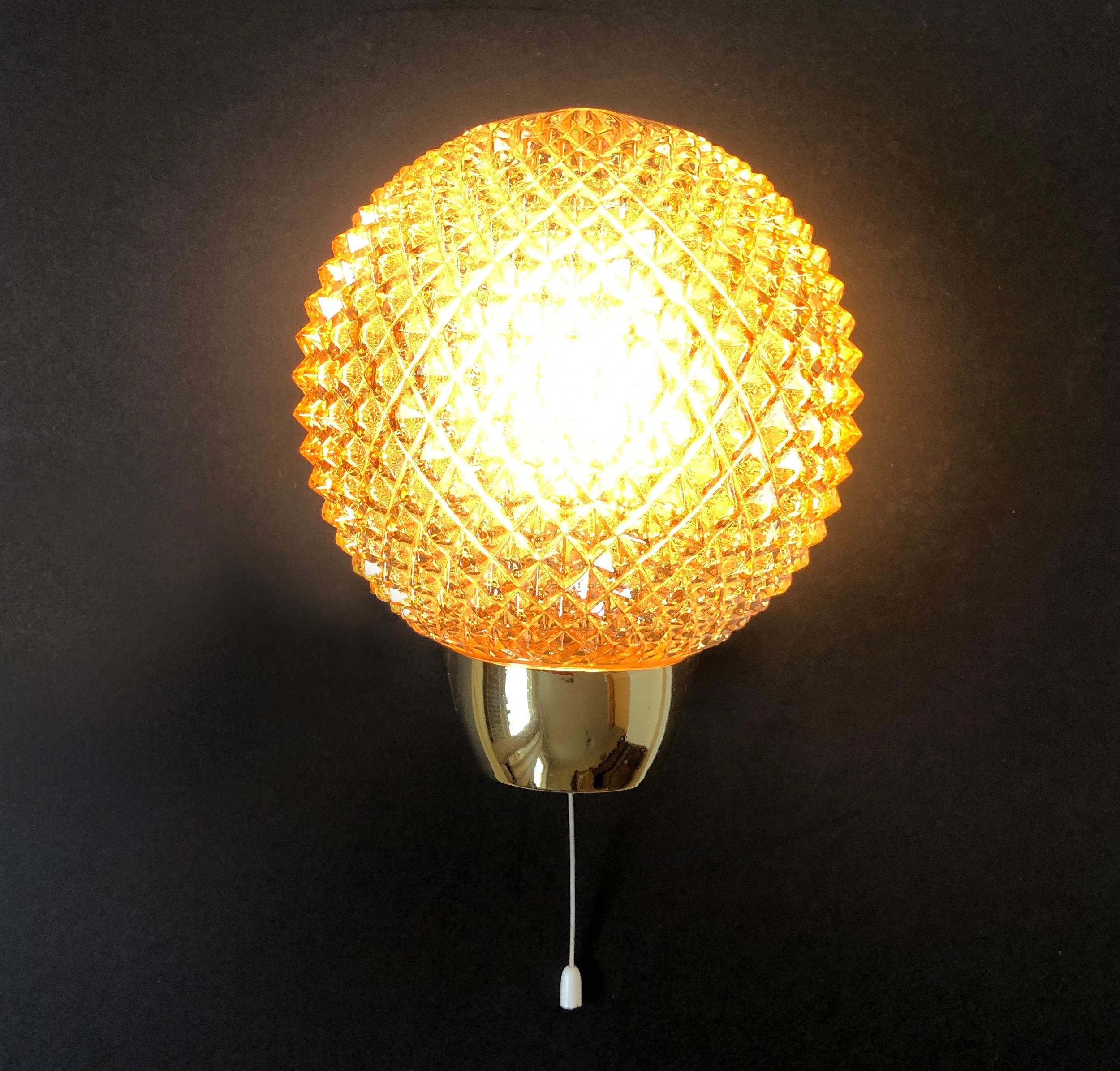 Beautifully designed wall lamps by 'RZB Leuchten', one of Germany's famous mid century manufacturer of high-end design lighting.
Come in a round shape, spiky like Mexican cacti: made from transparent glas: gold shimmering with a kind of soap bubbles