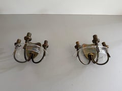 Par de apliques de cine de mediados de siglo, de latón y plexiglás, con tres brazos, década de 1950, Alemania