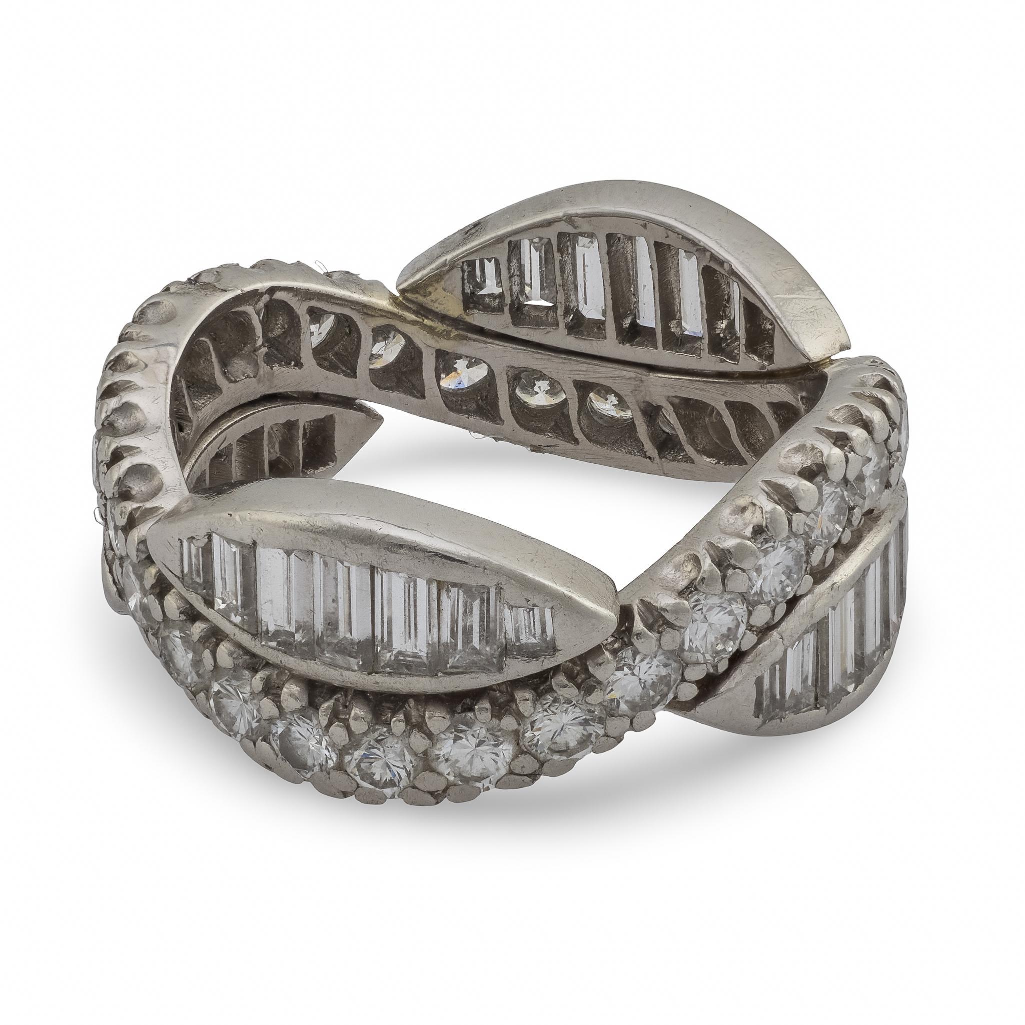 Mid Century 3 Karat runde und Baguette-Diamanten Platin Unendlichkeit Twist Band (Moderne) im Angebot