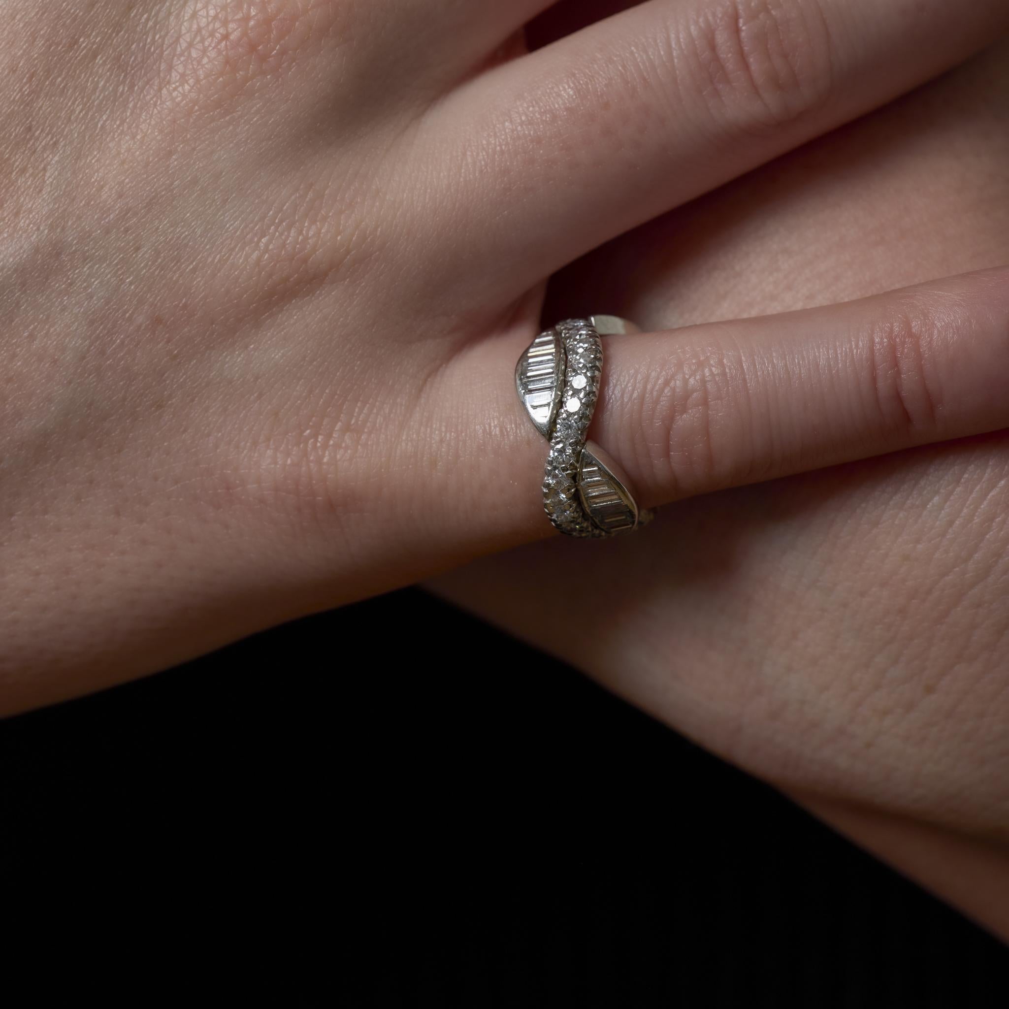 Mid Century 3 Karat runde und Baguette-Diamanten Platin Unendlichkeit Twist Band (Baguetteschliff) im Angebot