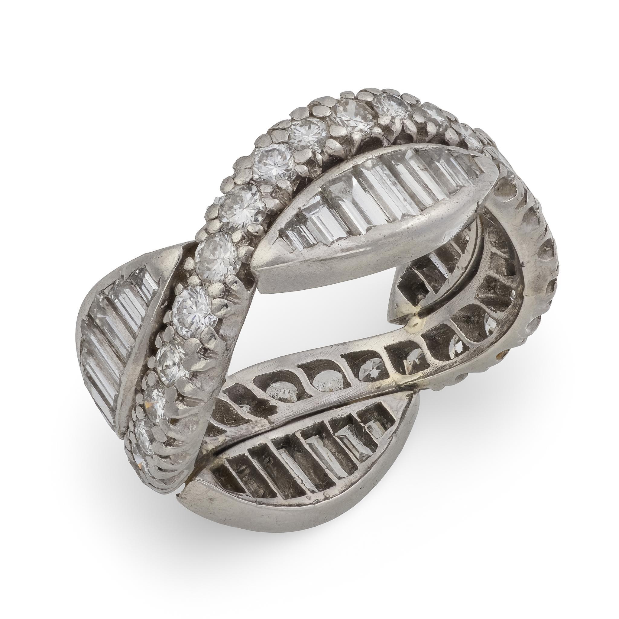 Mid Century 3 Karat runde und Baguette-Diamanten Platin Unendlichkeit Twist Band im Zustand „Gut“ im Angebot in Beverly Hills, CA