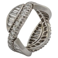 Mid Century 3 Karat runde und Baguette-Diamanten Platin Unendlichkeit Twist Band