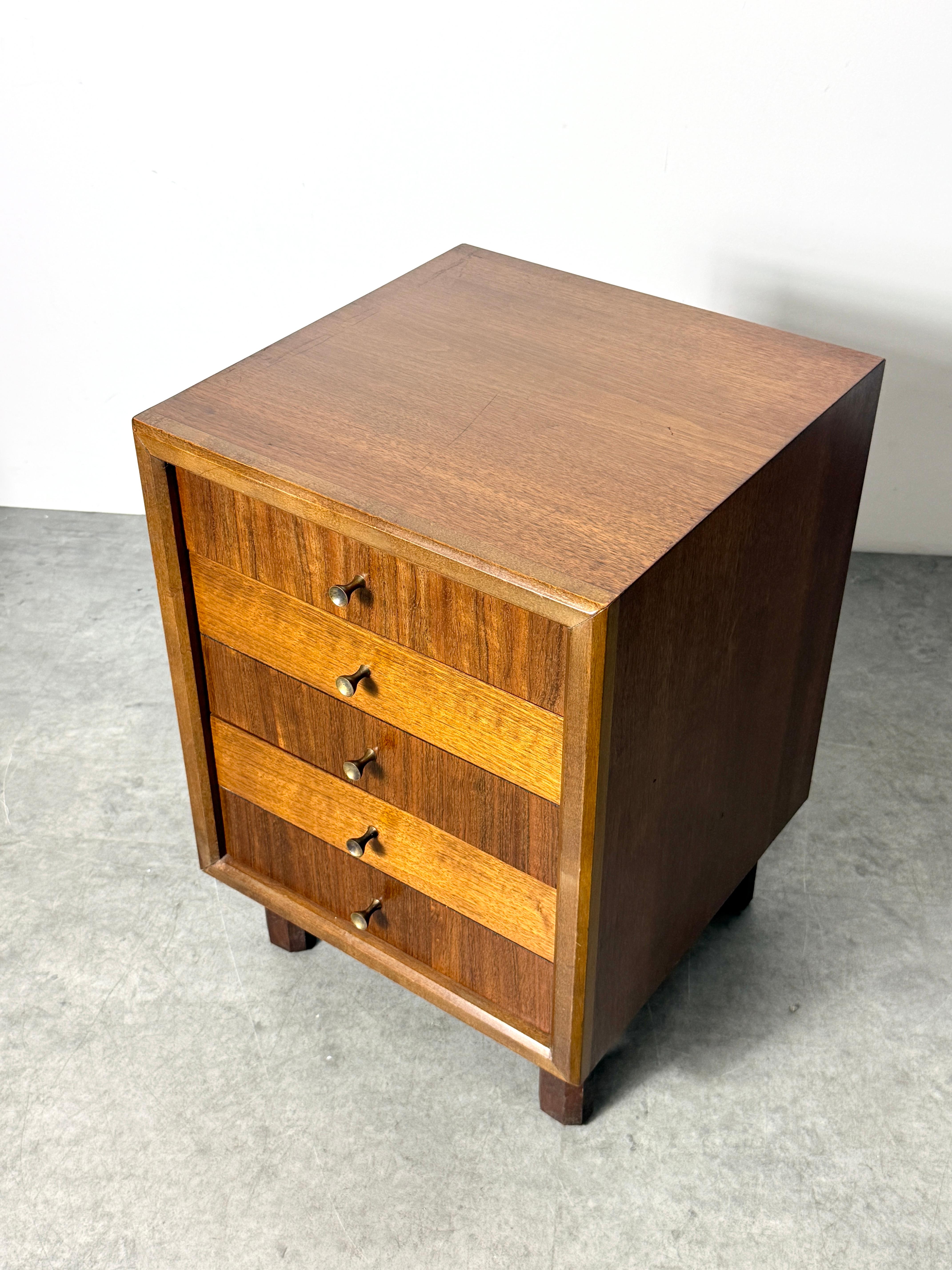 Coffre de table d'appoint à 3 tiroirs en noyer avec poignées en forme de sablier en laiton 1960s en vente 3