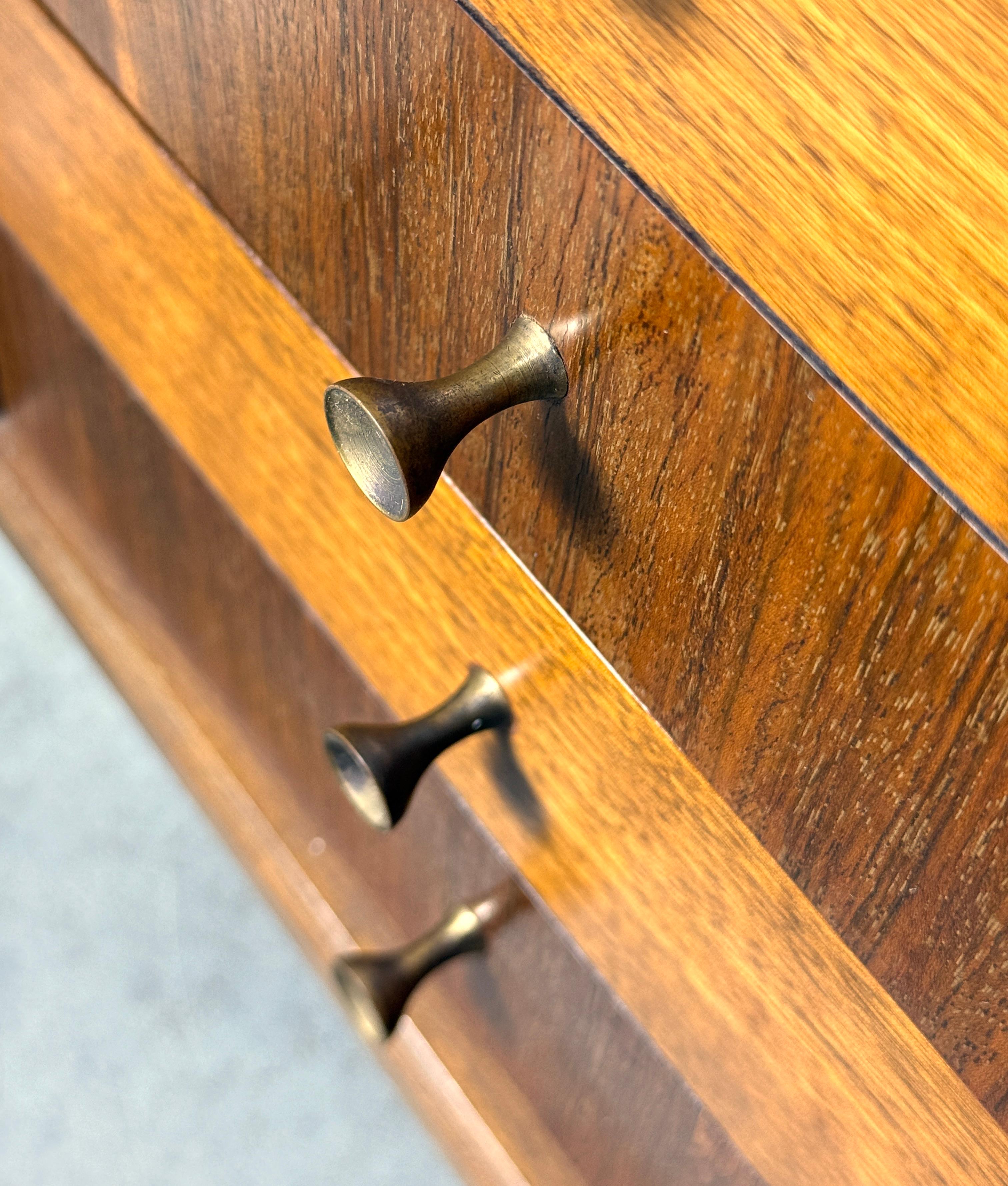 Coffre de table d'appoint à 3 tiroirs en noyer avec poignées en forme de sablier en laiton 1960s en vente 4