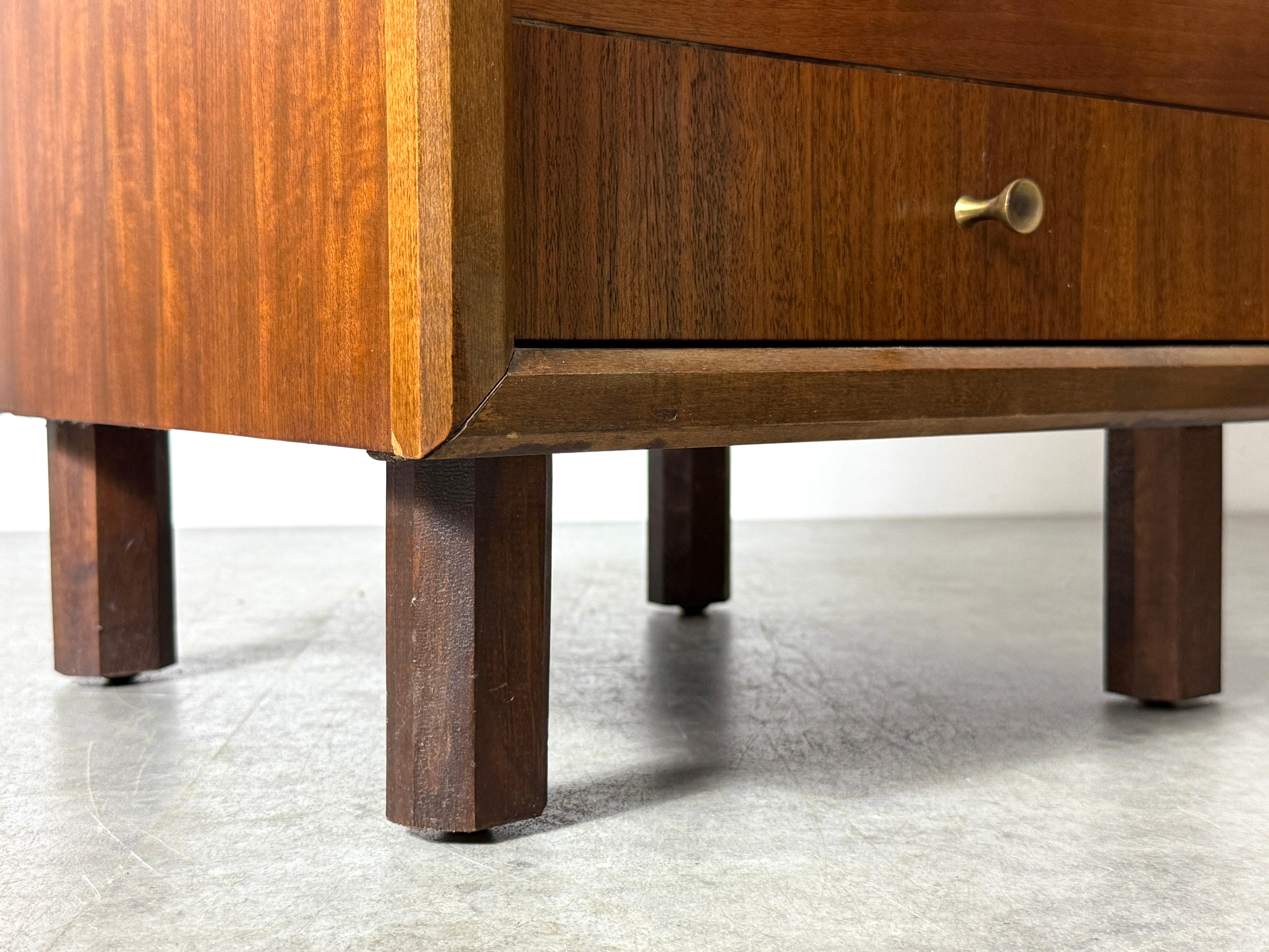 Coffre de table d'appoint à 3 tiroirs en noyer avec poignées en forme de sablier en laiton 1960s en vente 5