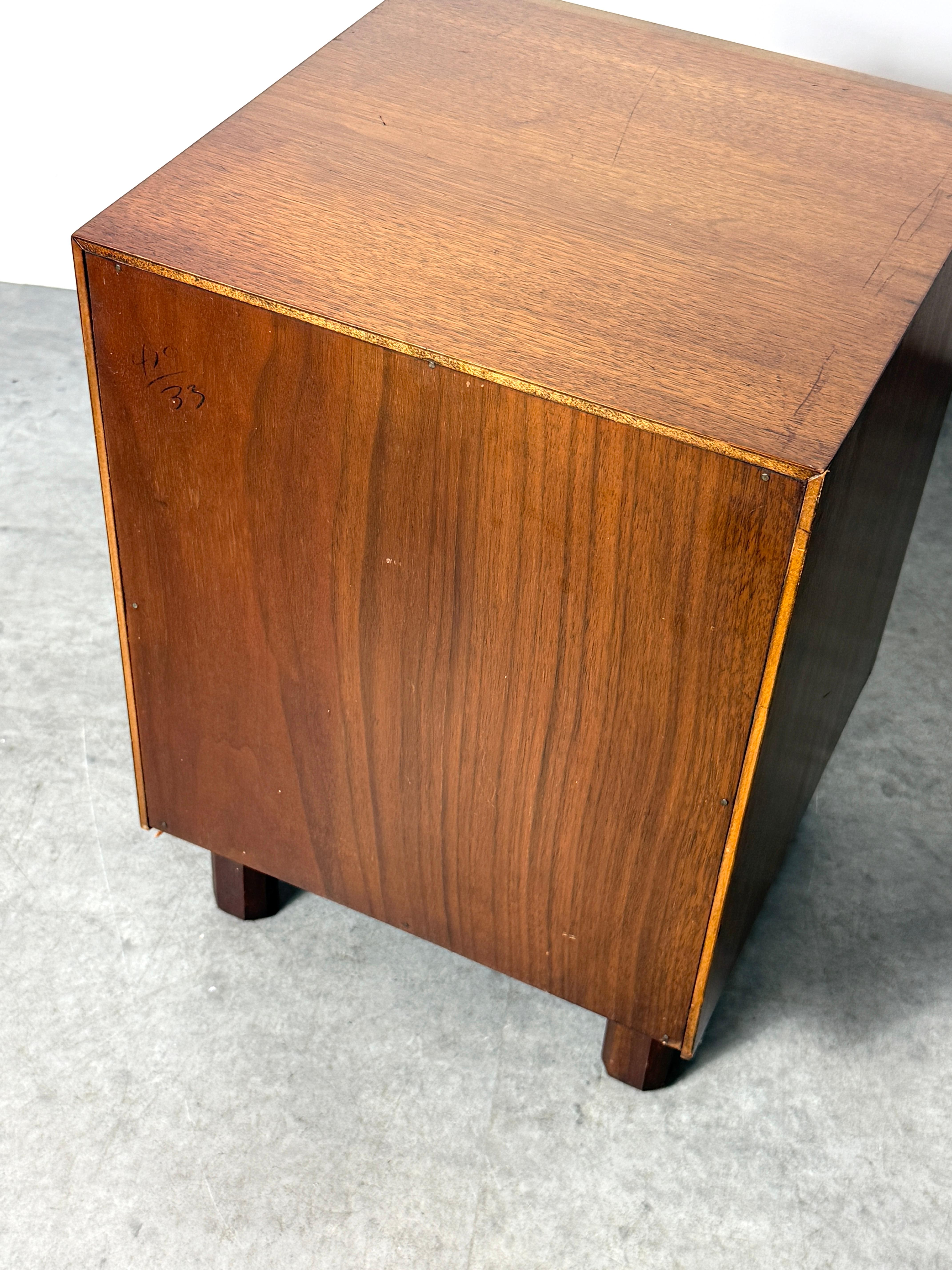 Coffre de table d'appoint à 3 tiroirs en noyer avec poignées en forme de sablier en laiton 1960s en vente 6