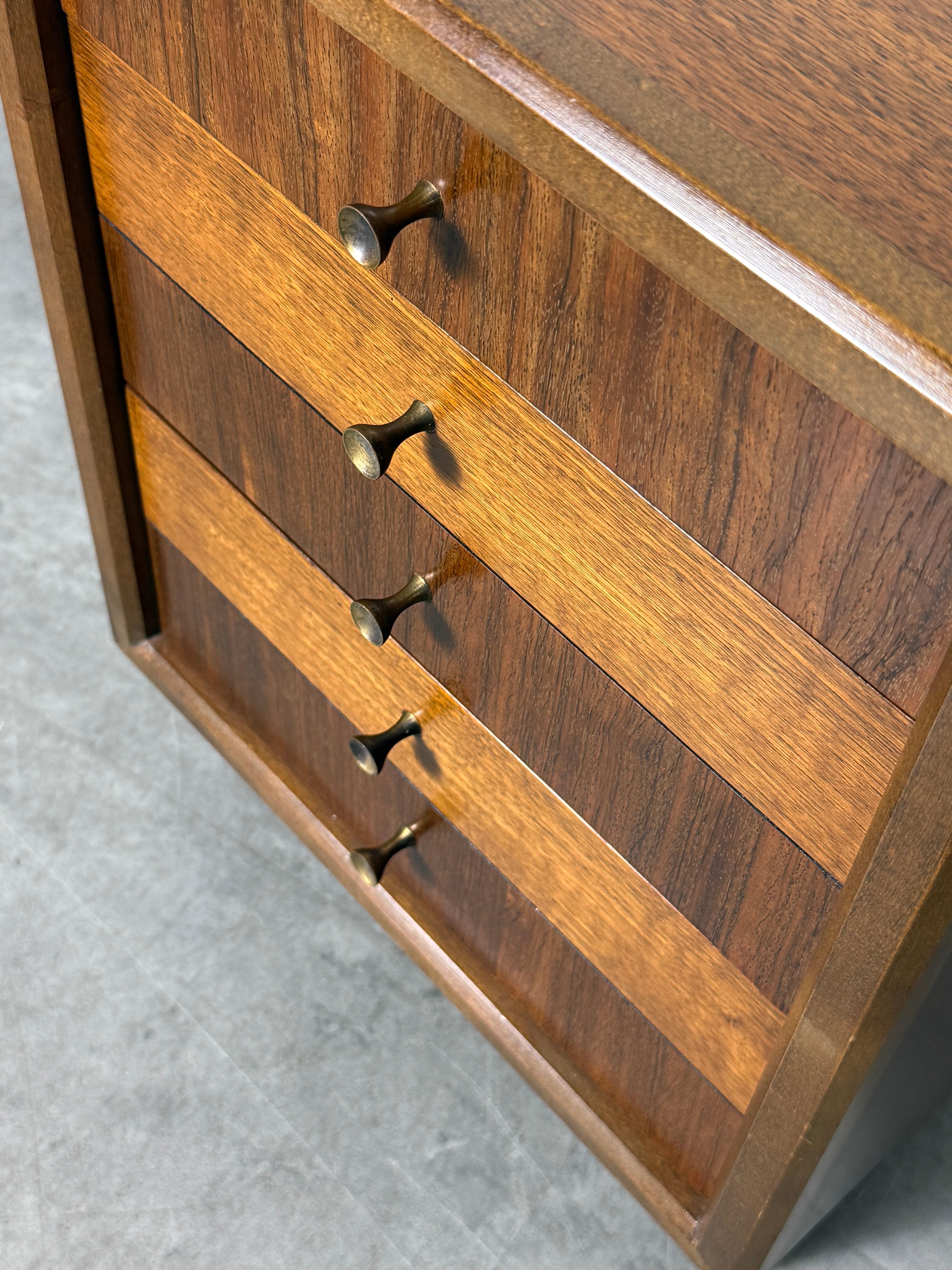 Mid-Century Modern Coffre de table d'appoint à 3 tiroirs en noyer avec poignées en forme de sablier en laiton 1960s en vente