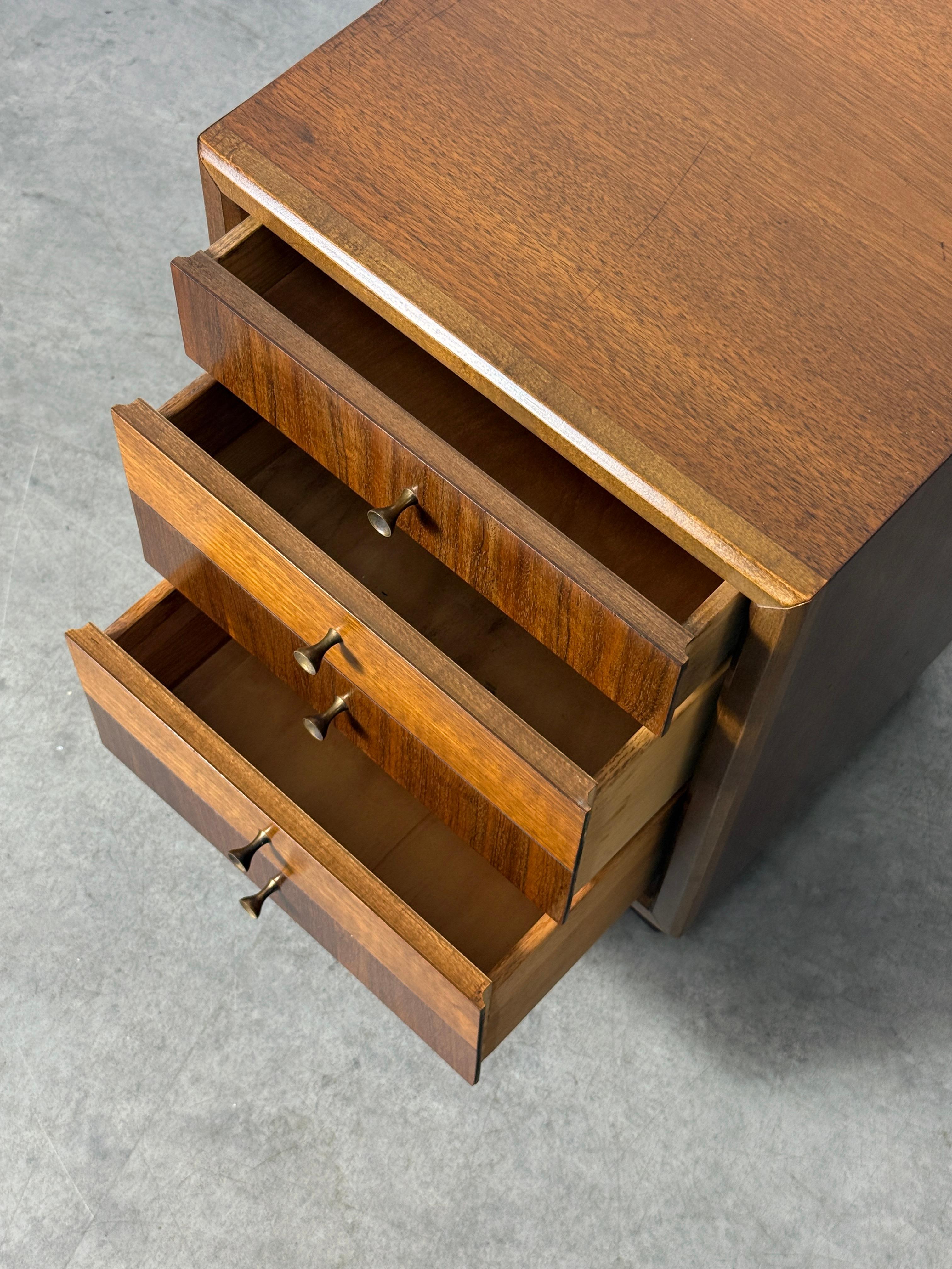 Américain Coffre de table d'appoint à 3 tiroirs en noyer avec poignées en forme de sablier en laiton 1960s en vente