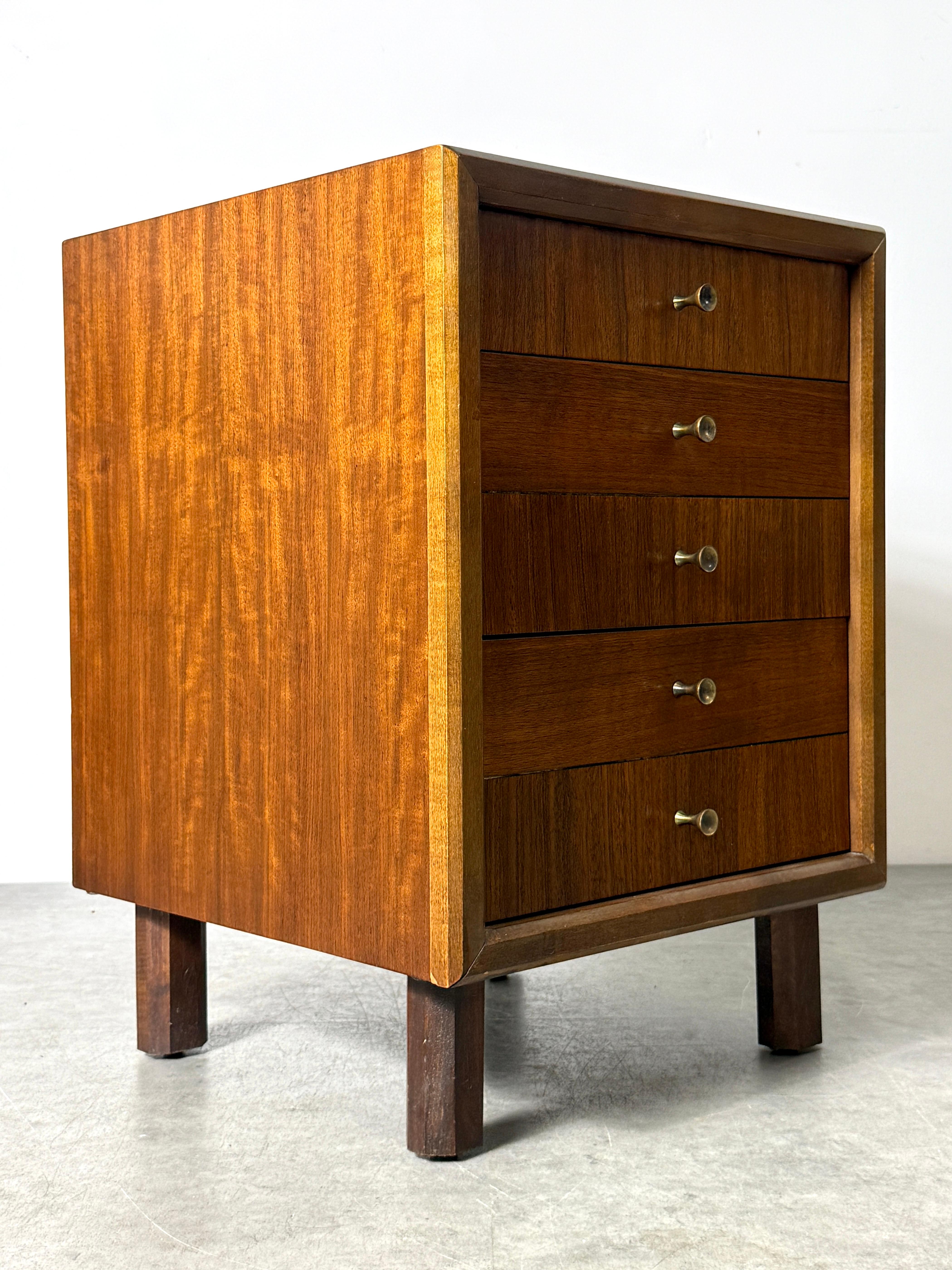 Coffre de table d'appoint à 3 tiroirs en noyer avec poignées en forme de sablier en laiton 1960s Bon état - En vente à Troy, MI