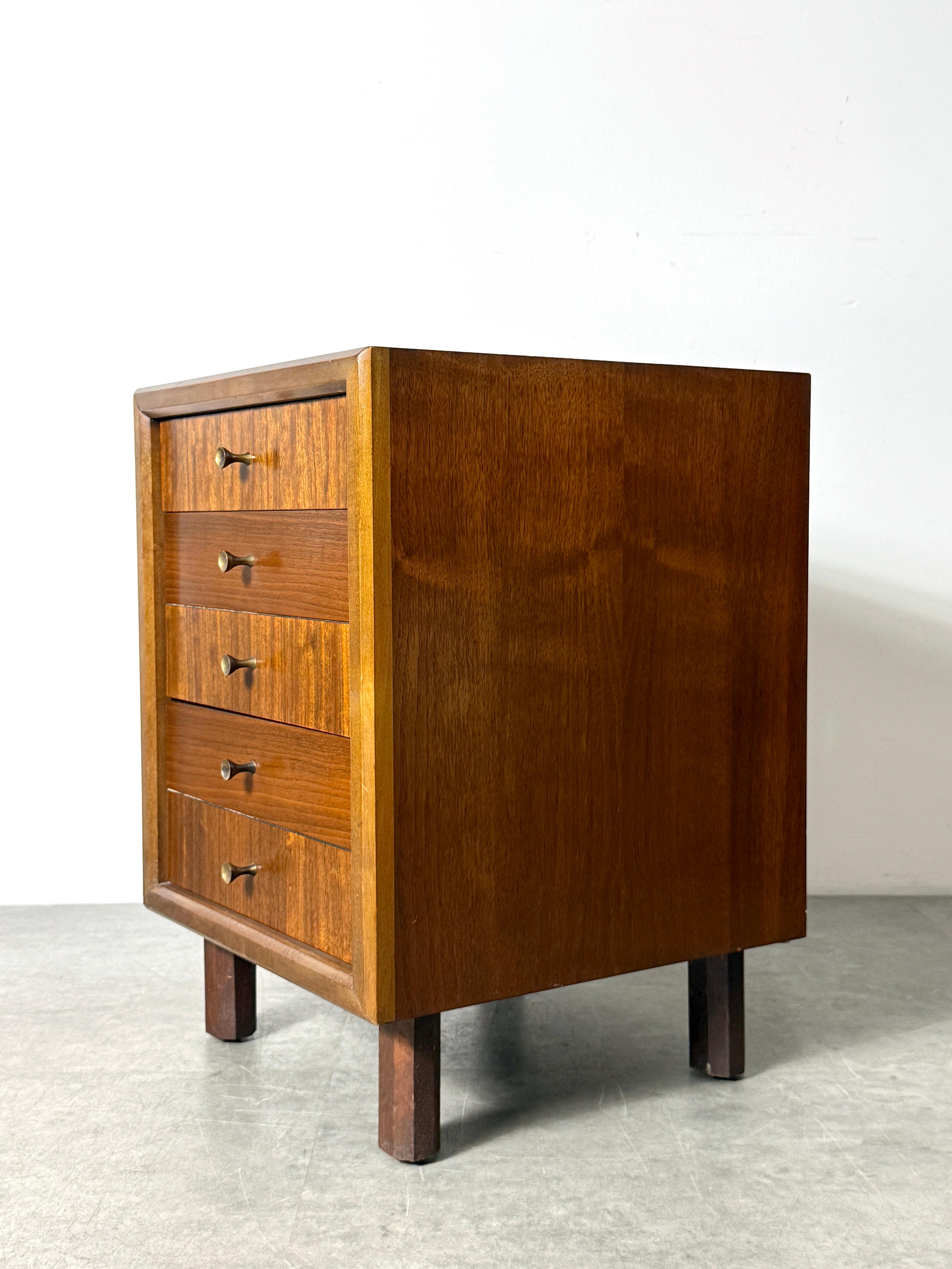 Milieu du XXe siècle Coffre de table d'appoint à 3 tiroirs en noyer avec poignées en forme de sablier en laiton 1960s en vente